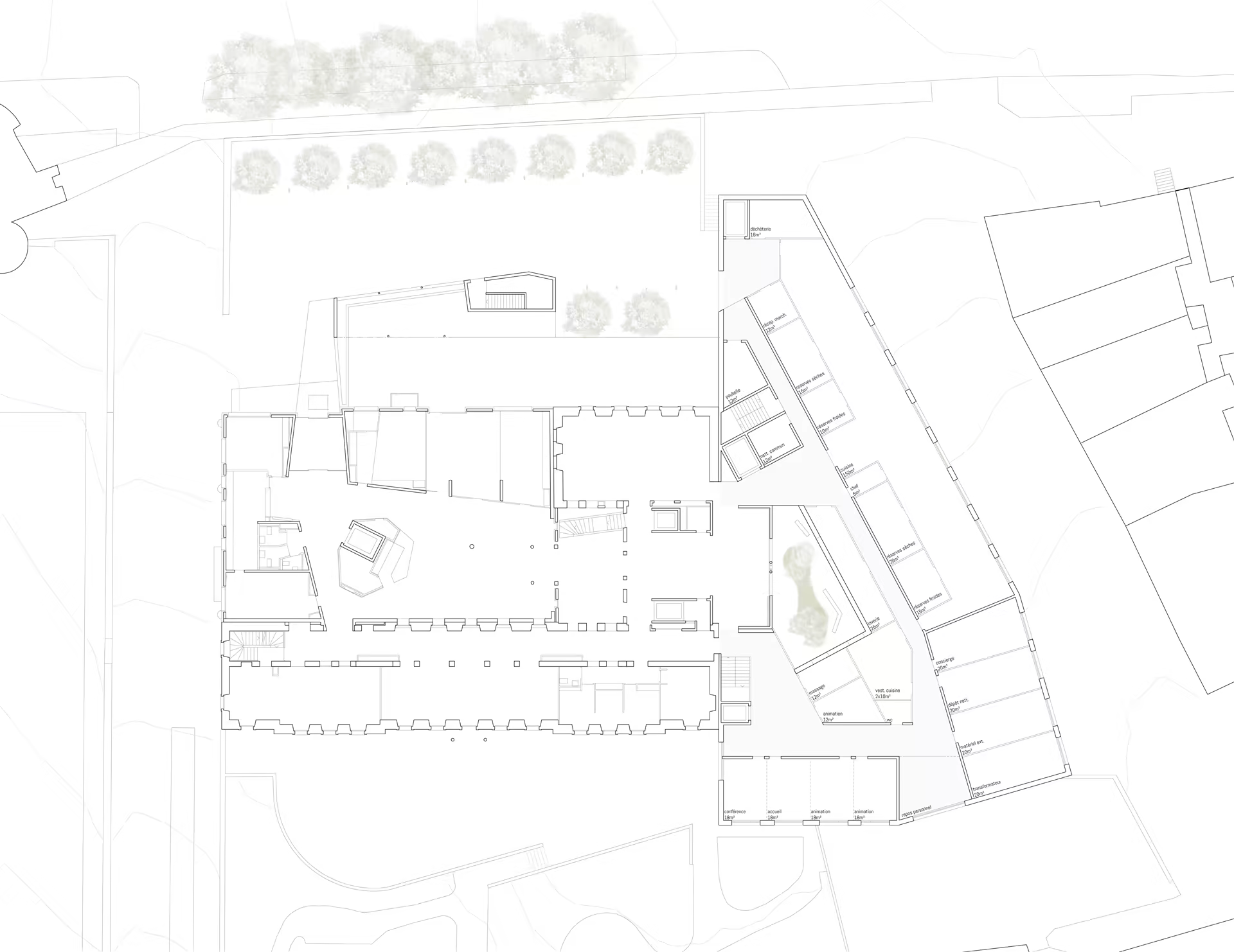 Plan architectural détaillé d'un étage de bâtiment avec plusieurs pièces étiquetées, espaces verts et arbres visibles autour de la structure.