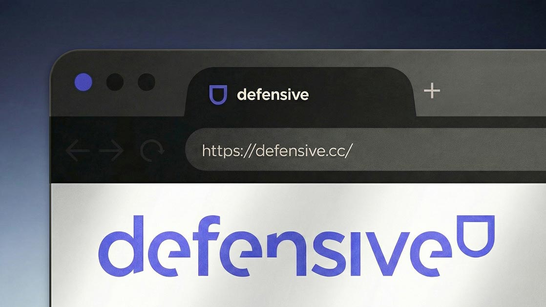 aplicação do signo defensive em iconografia de aba de navegador, demonstrando a url defensive.cc e abaixo a marca defensive no cabecalho do navegador.