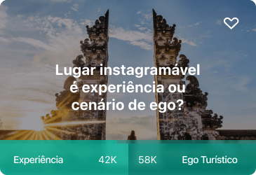 Portal tradicional indonésio com pôr do sol ao fundo e texto sobre lugar instagramável e ego turístico.