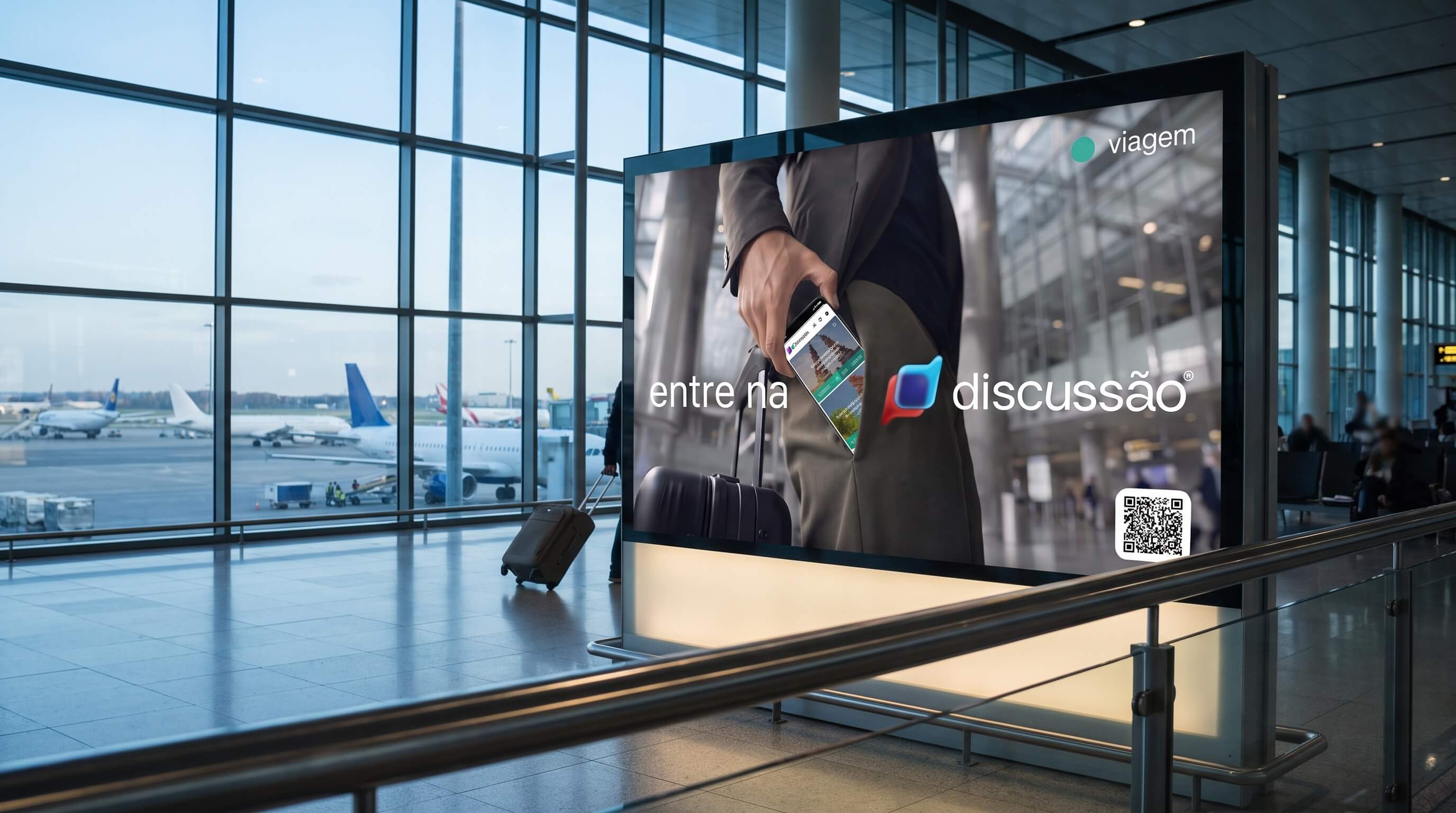 Anúncio de viagem no aeroporto mostra pessoa com mala e celular, e o texto 'entre na discussão'.
