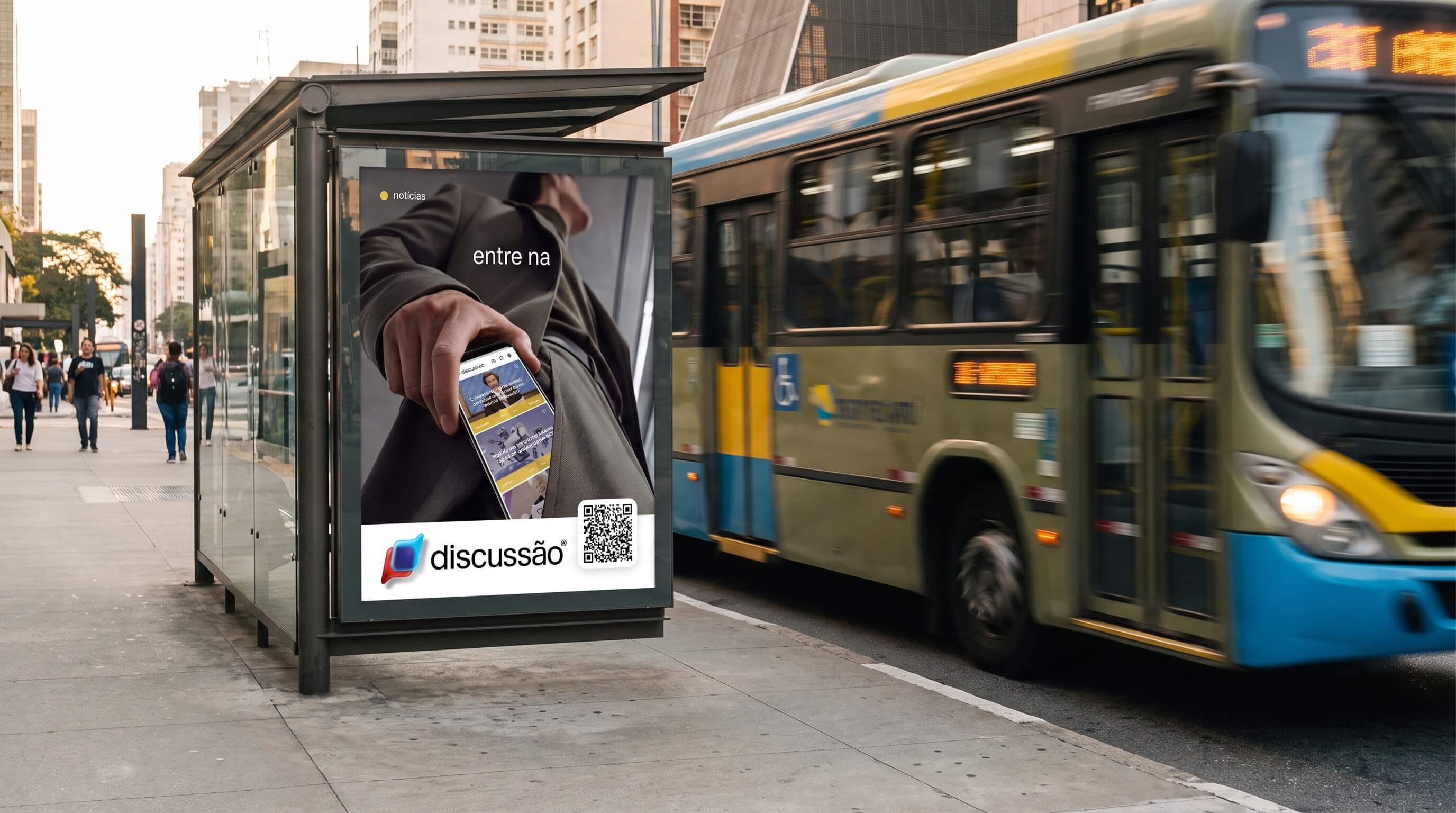 Abrigo de ônibus com anúncio de celular e código QR na calçada da cidade com um ônibus passando.