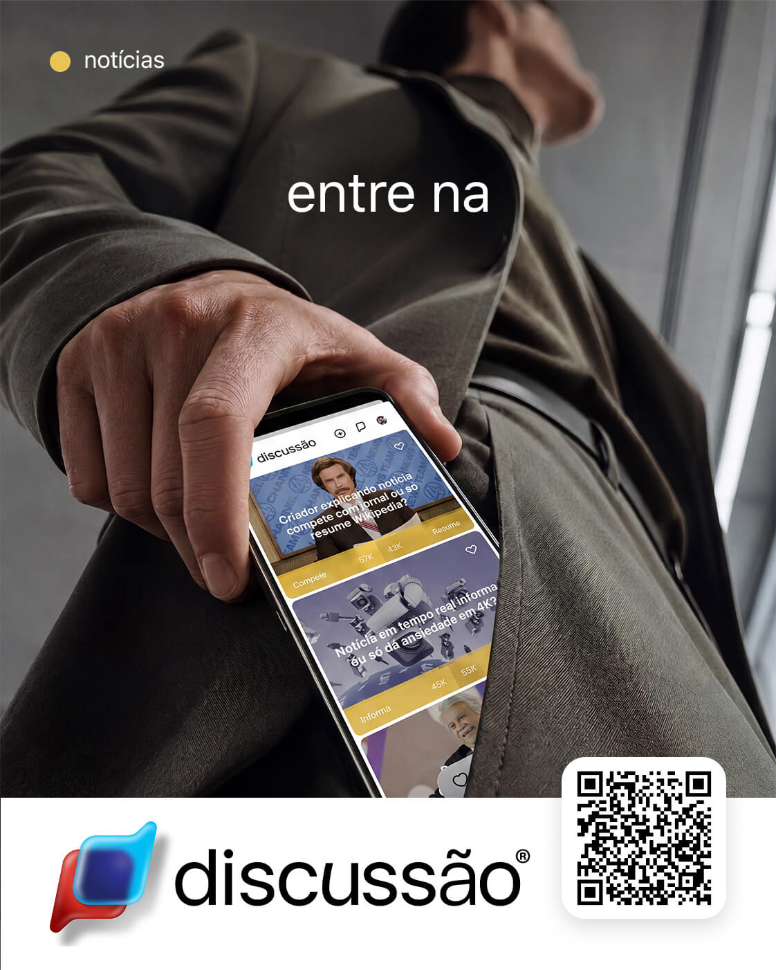 Pessoa segura um celular mostrando a tela do app Discussão com notícias e um código QR.