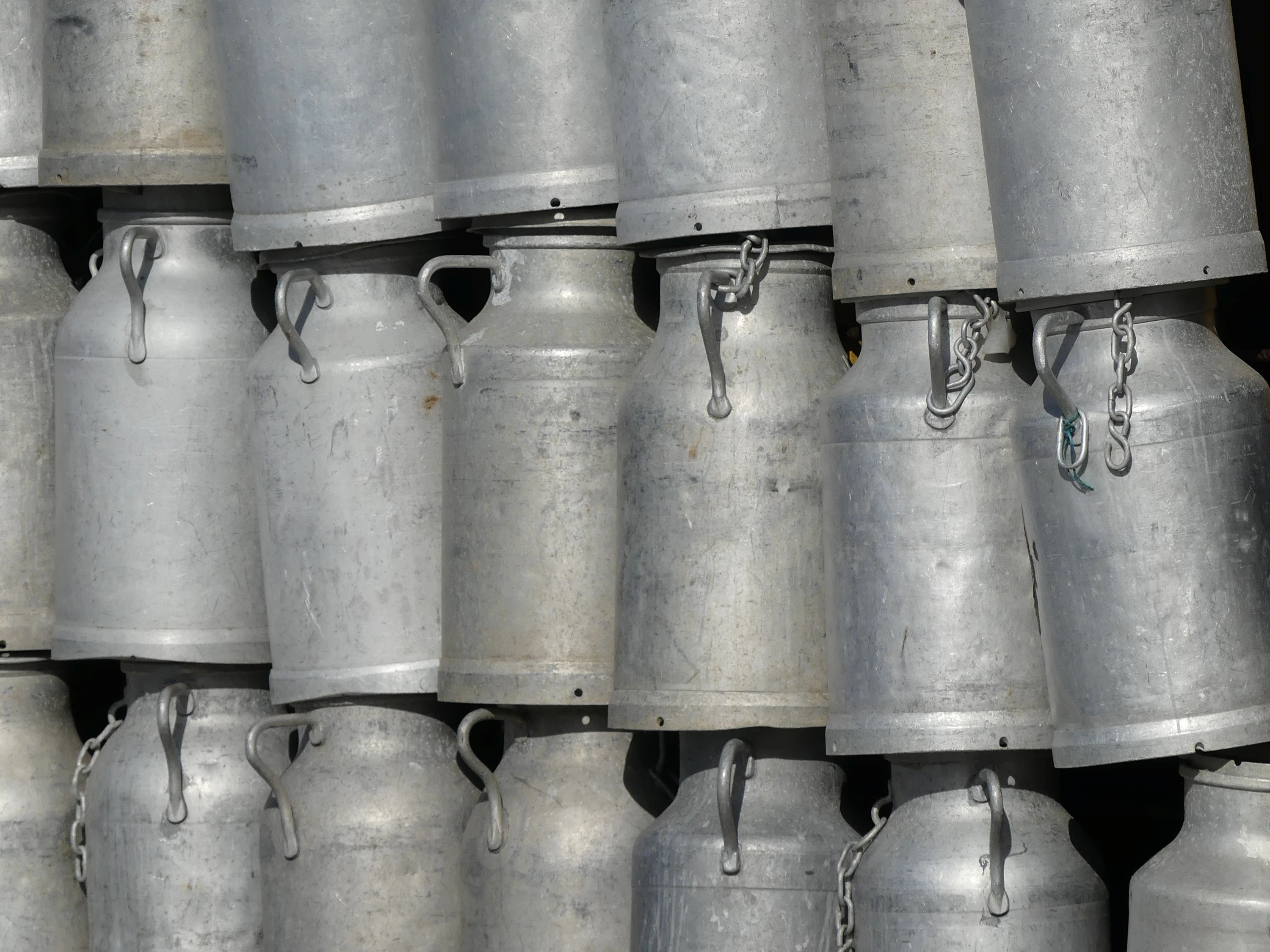 Pots à lait traditionnels en métal, symbole du patrimoine et du territoire normand