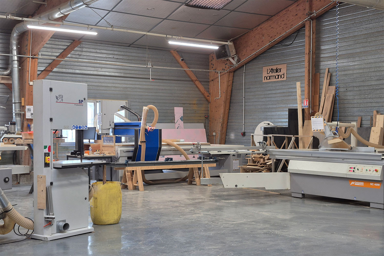 intérieur d'un atelier de travail du bois