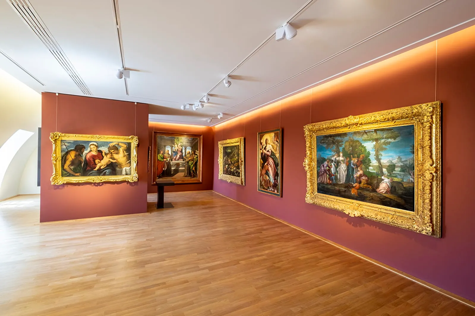 Salle du musée des Beaux-Arts décorée en staff