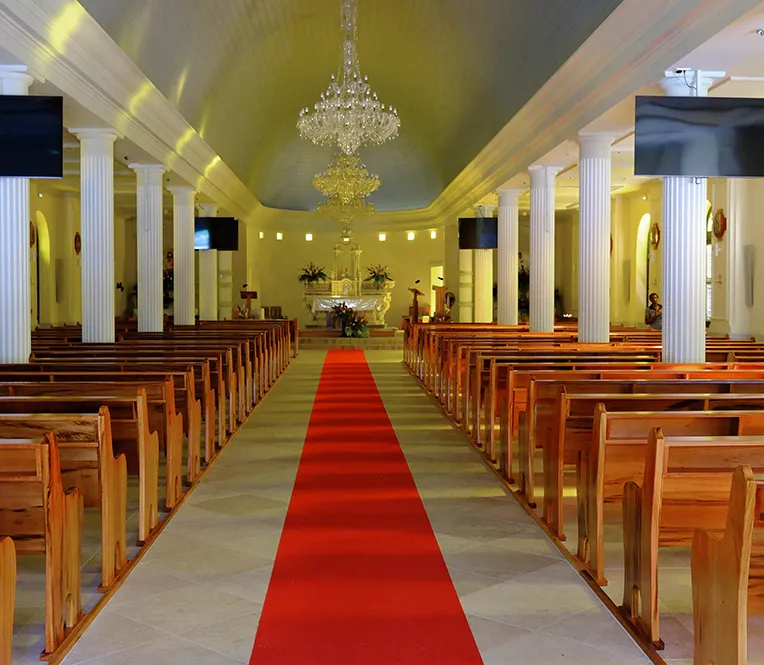 Décors en staff restaurés d'une église en Martinique