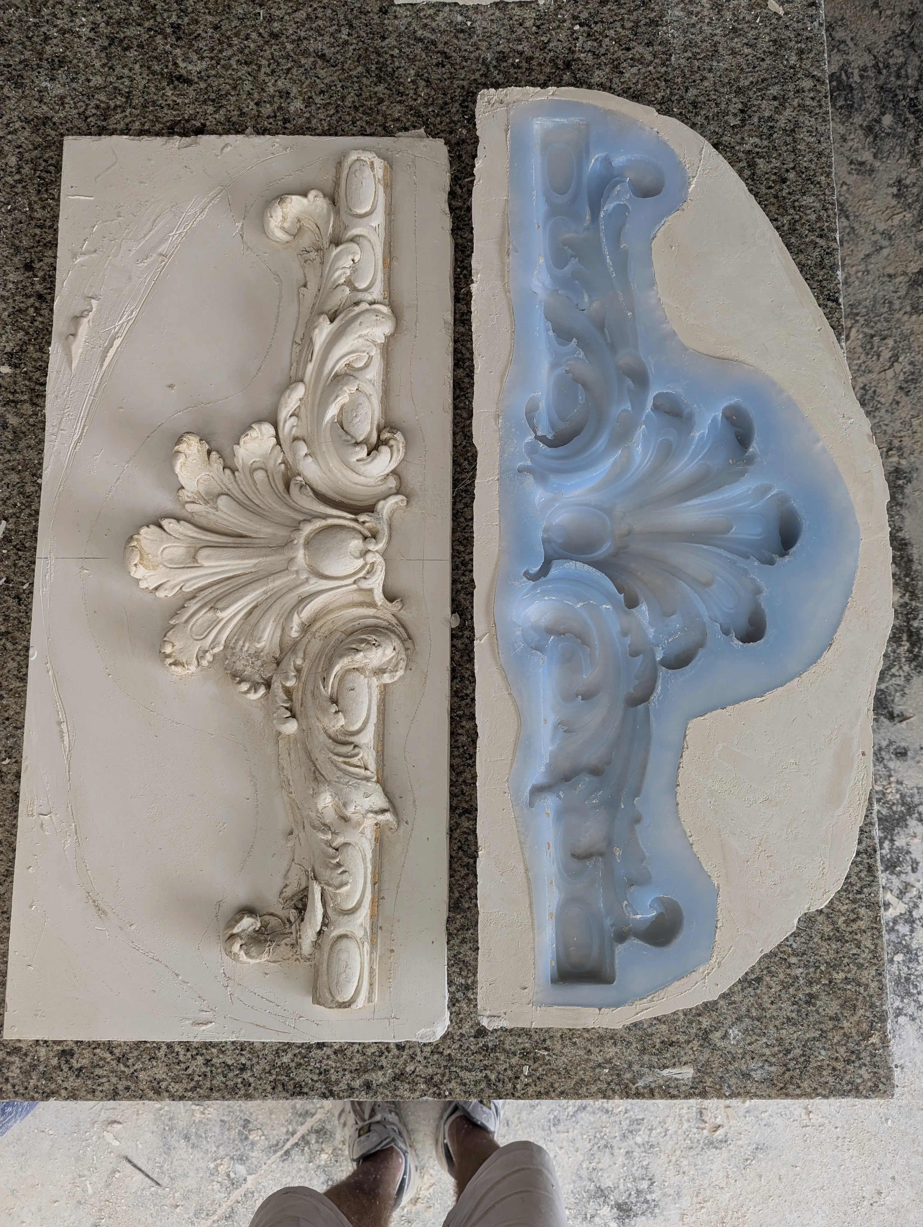 Moulage silicone d'une pièce en staff dans l'atelier