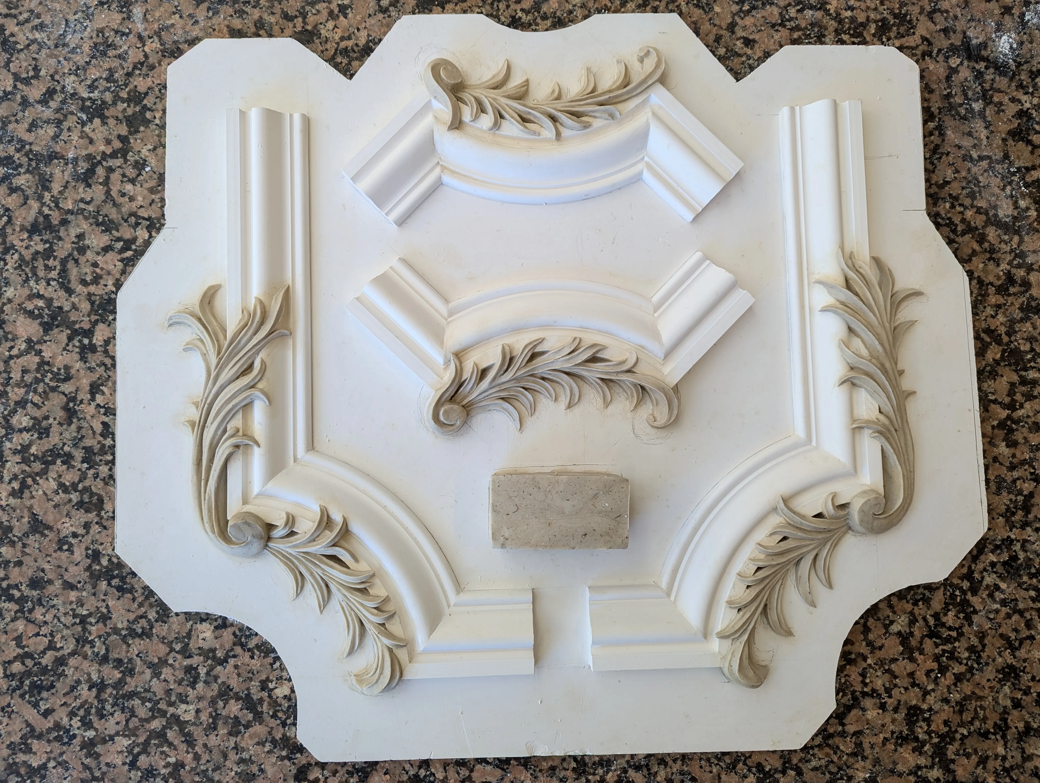 Modelage à la main d'un décor en plâtre