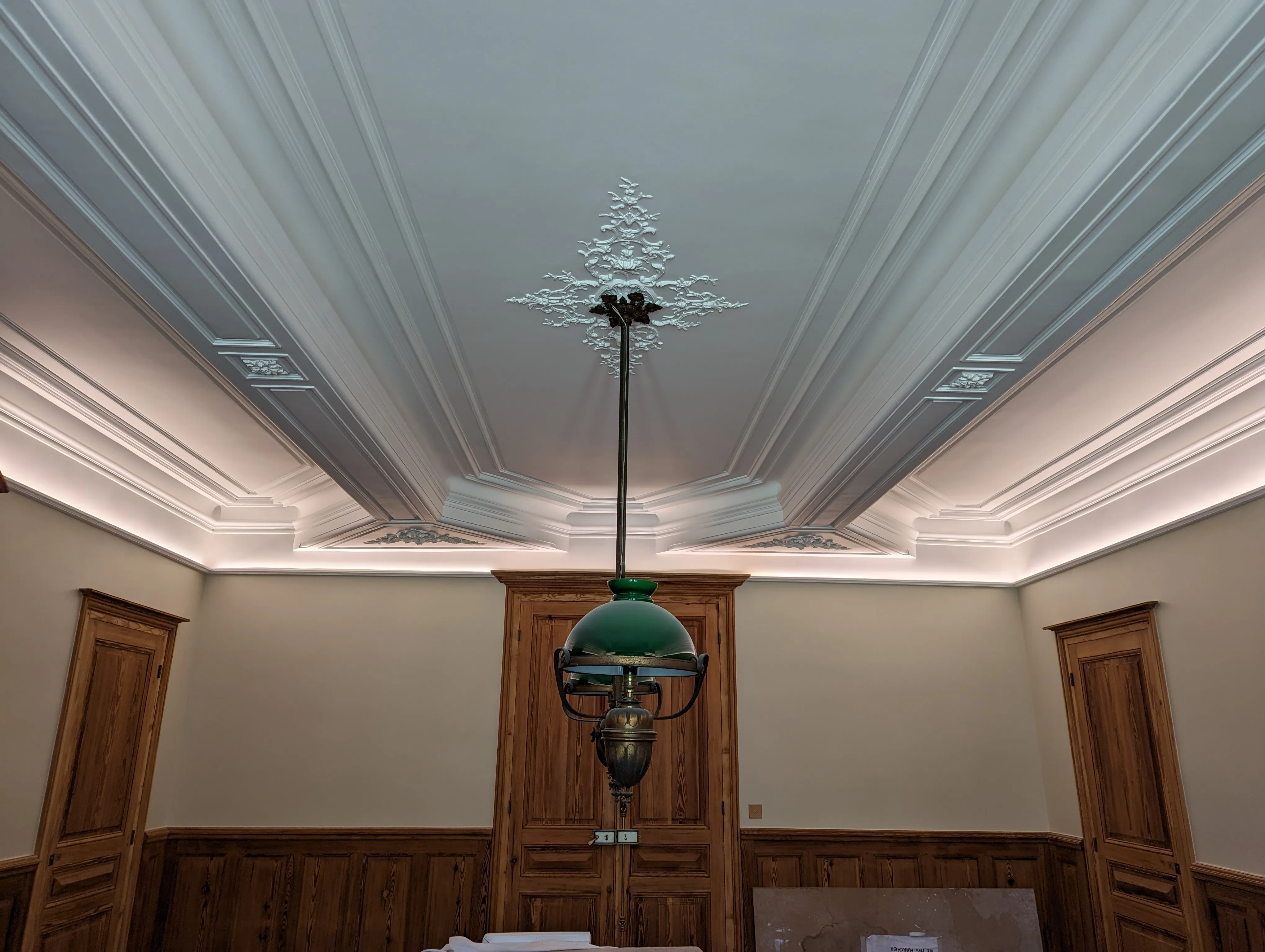 Chantier de plâtrerie décorative en cours