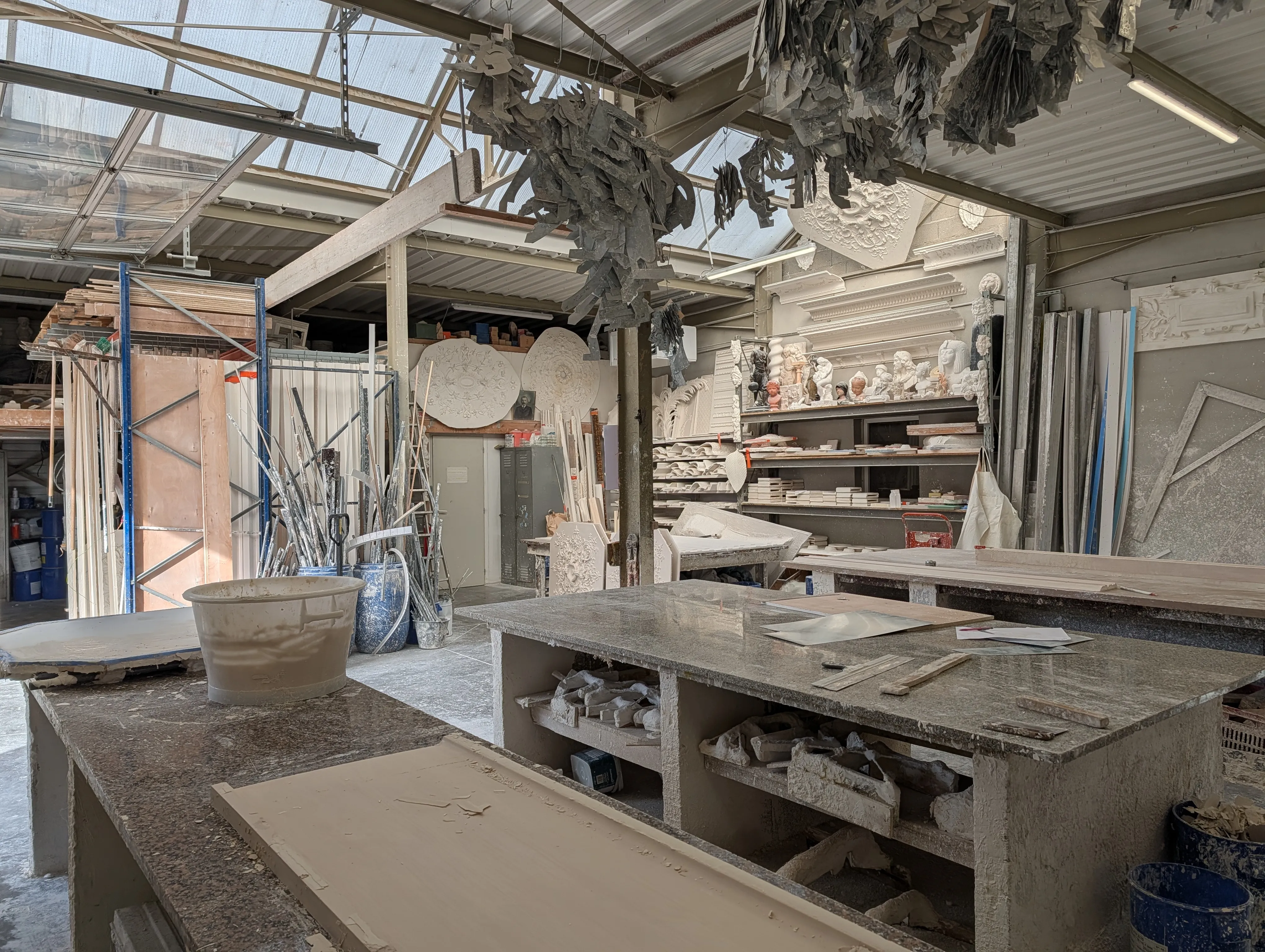 Artisan staffeur au travail dans l'atelier Staff Baumann