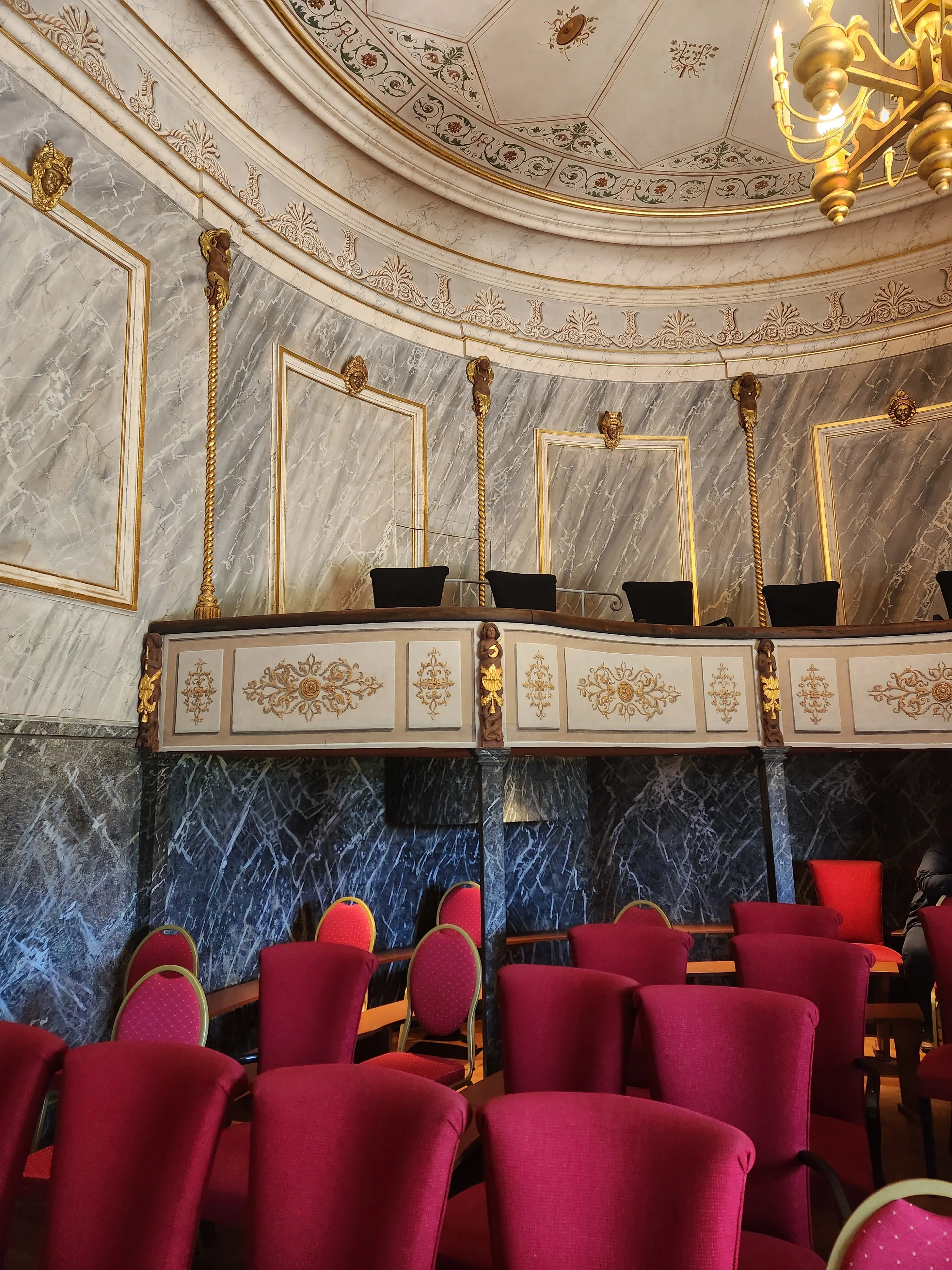 Restauration des décors en staff du théâtre de Sully