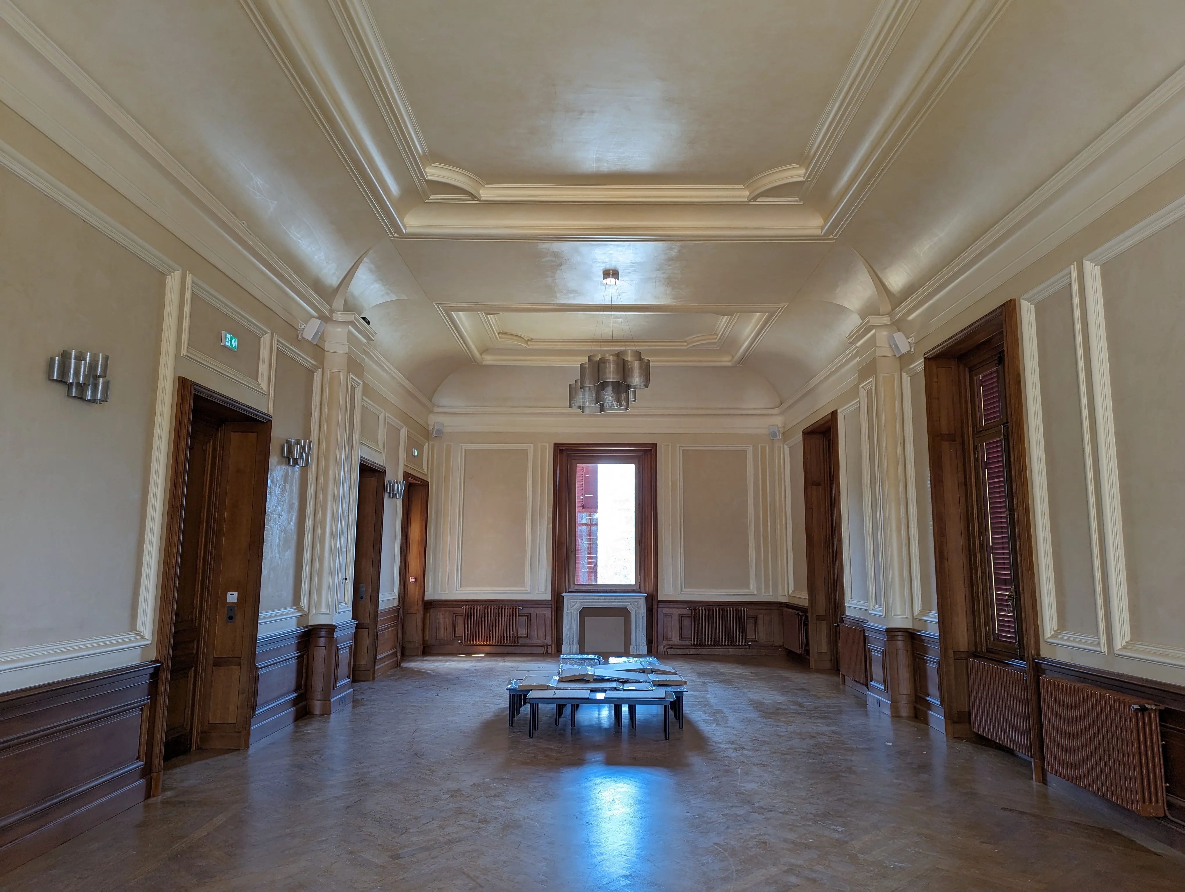 Salle de réception en staff de la Villa Manginy réalisée pour EDF