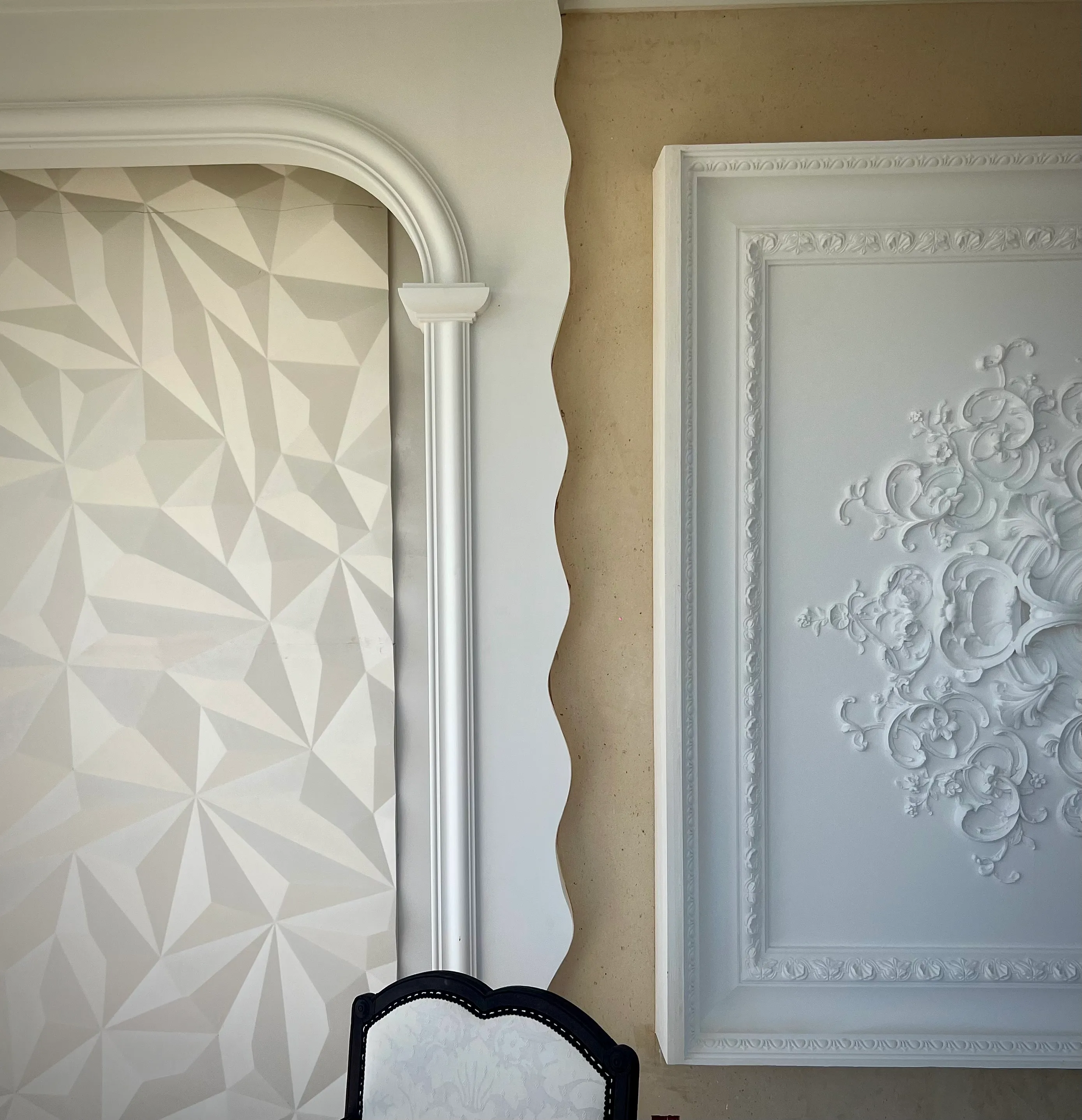 Rosace en staff posée sur un plafond d'intérieur