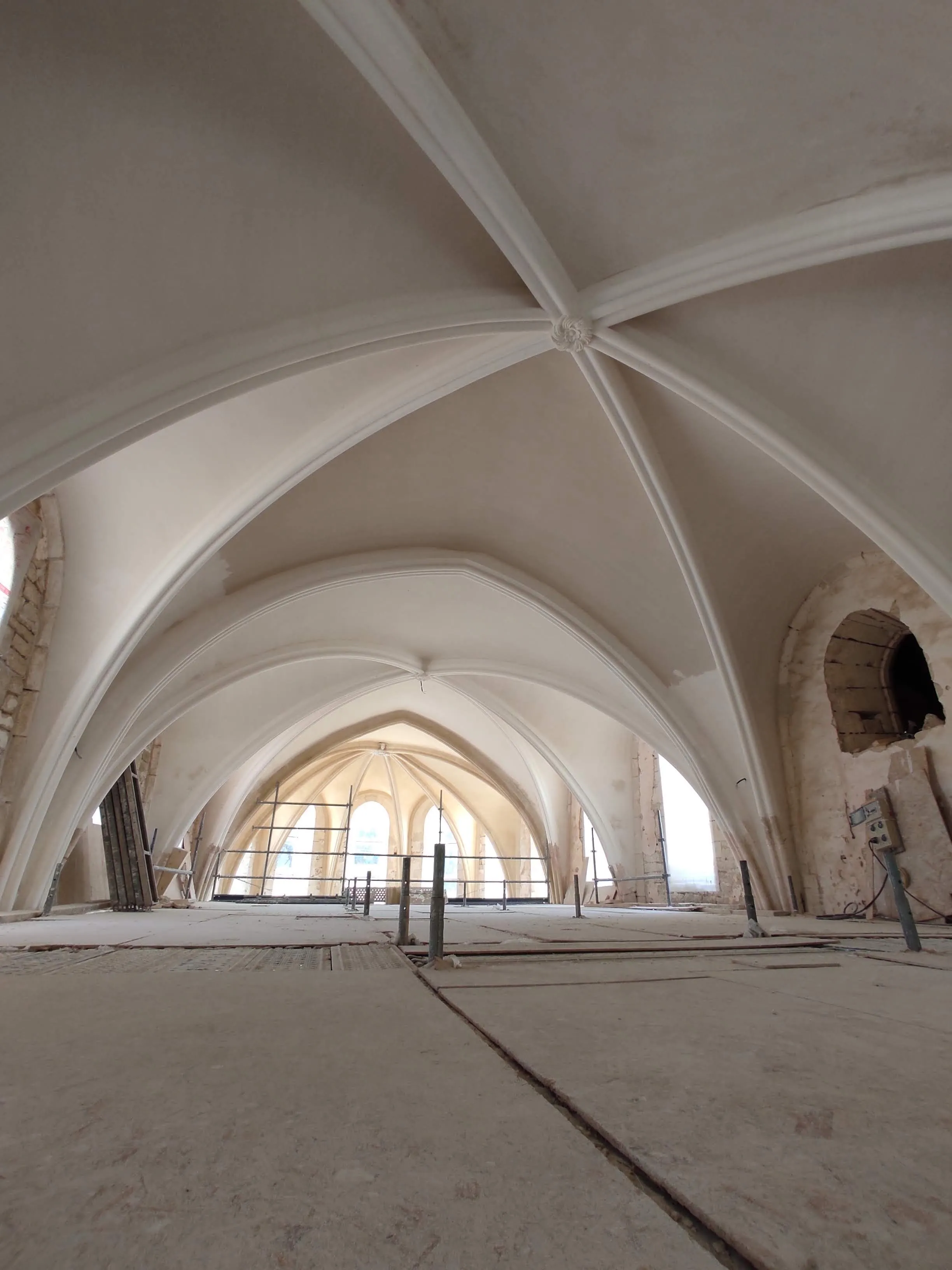 Voûtes croisées en staff de la chapelle des Courbans