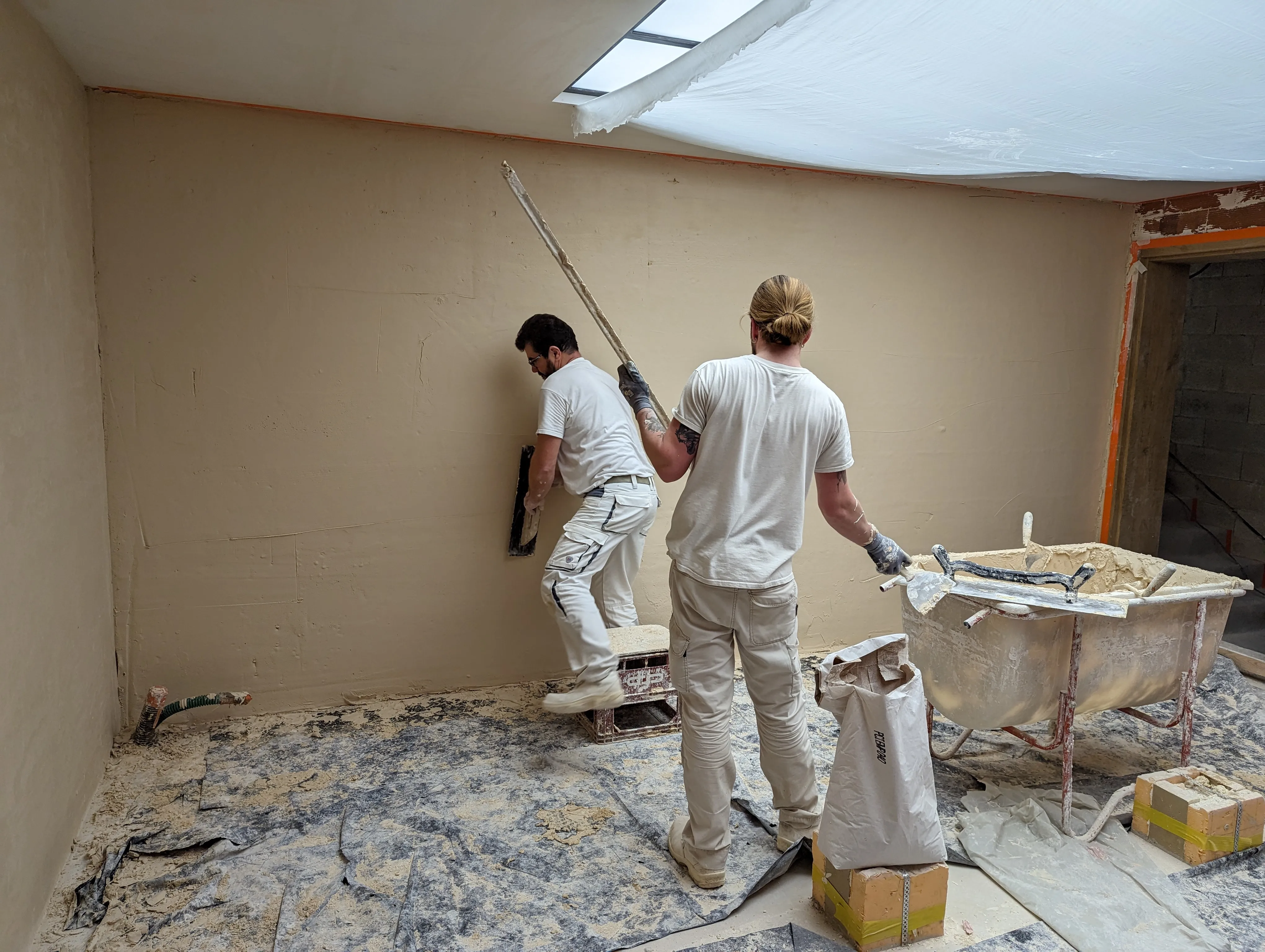 Application du plâtre à la main en atelier