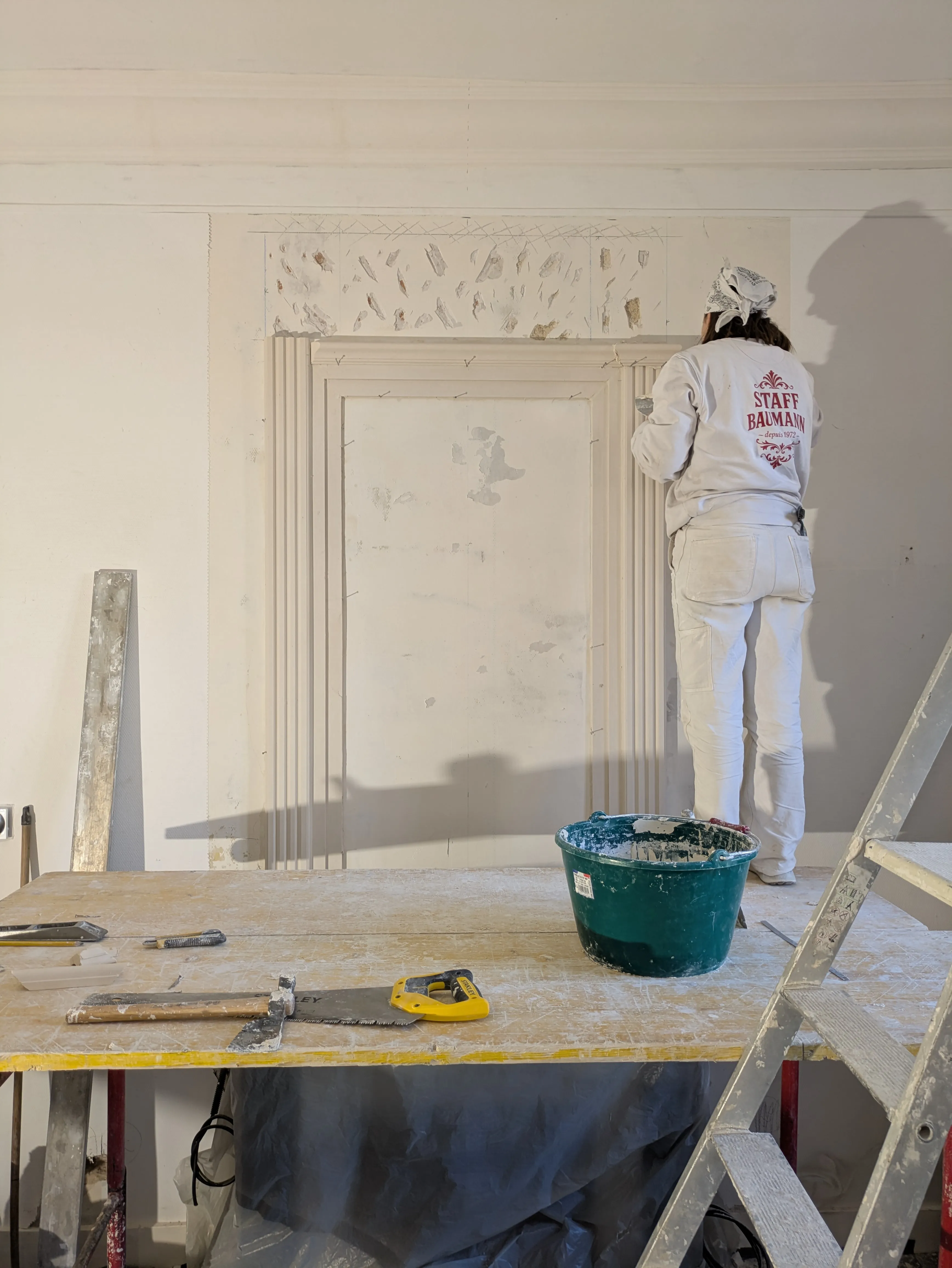 Finitions d'un ornement en staff dans l'atelier Staff Baumann