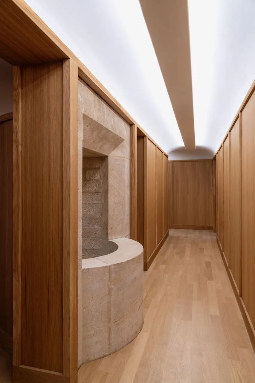 Couloir à plafond lumineux et niche en pierre à l'OIV, Dijon
