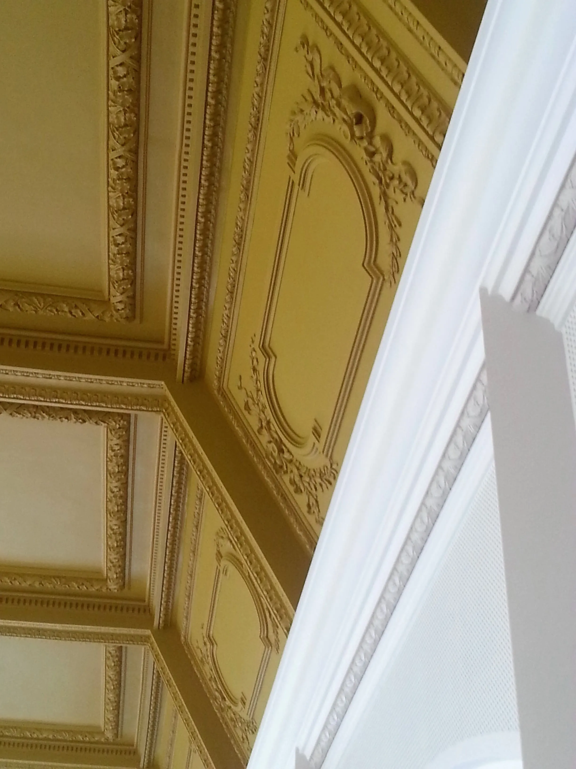Plafond à caissons dorés du théâtre de Belfort