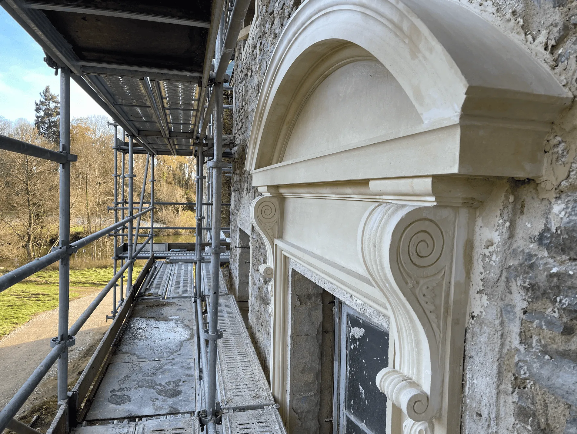 Fronton extérieur de château en plâtre et chaux