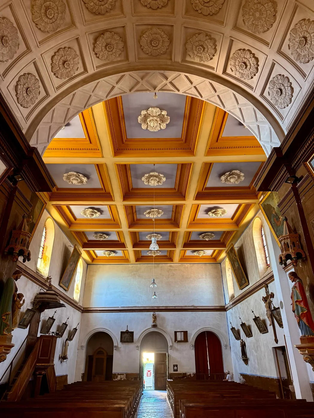 Nef de l'église de Soissons-sur-Nacey, plafond à caissons peints et arc orné de rosaces en staff