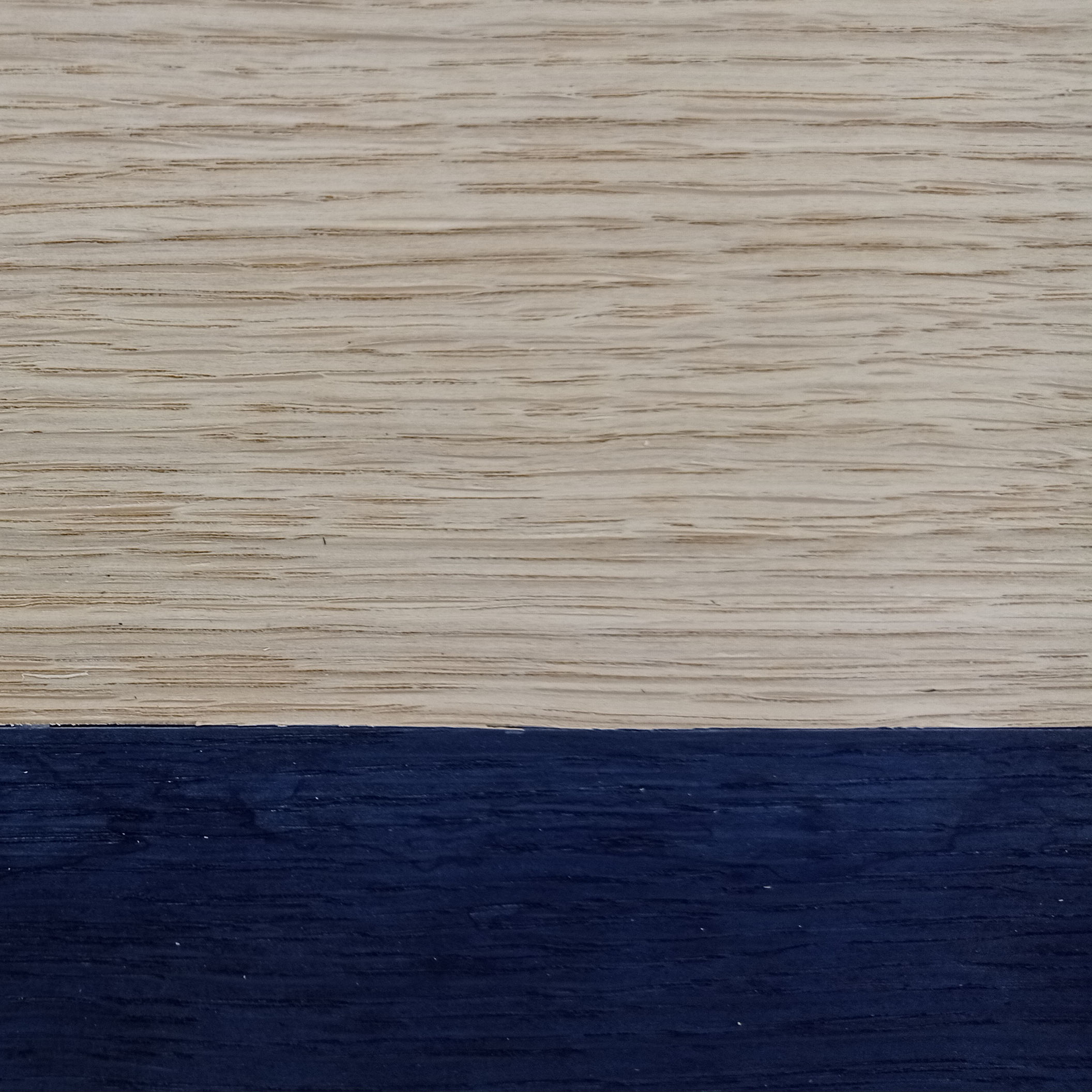 Comparaison entre du chêne brut et avec une teinte donnant une couleur bleu au bois