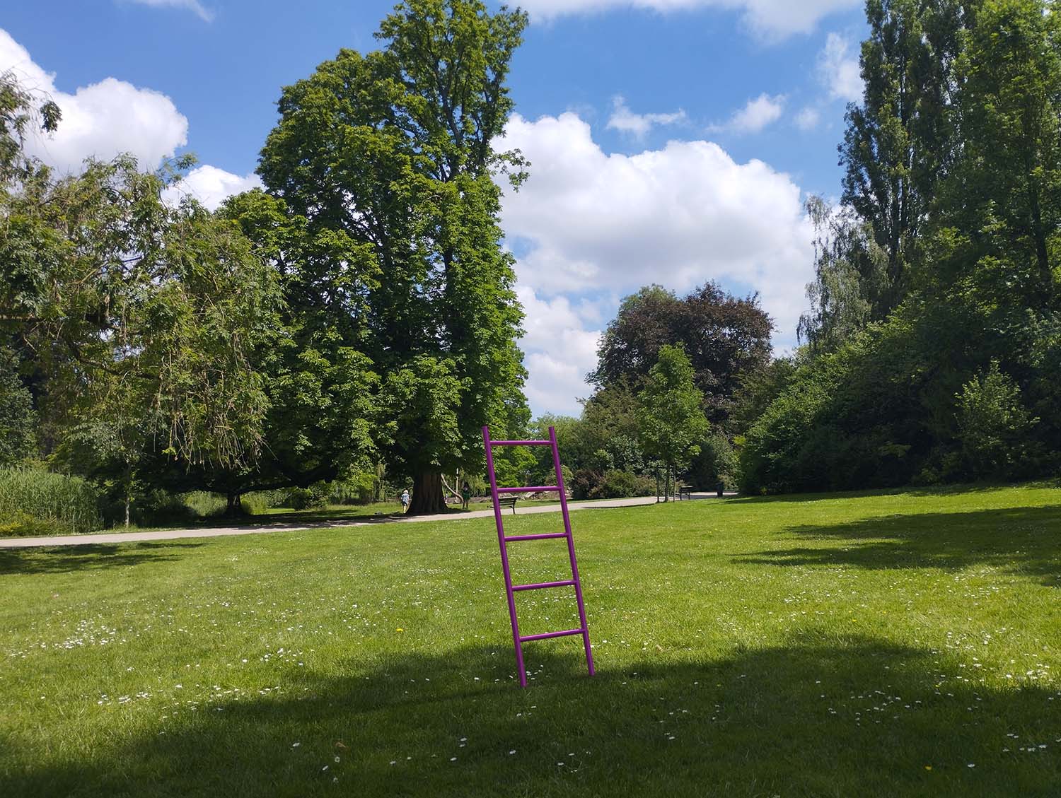 Dispositif sous forme d'échelle plantée dans la pelouse d'un parc
