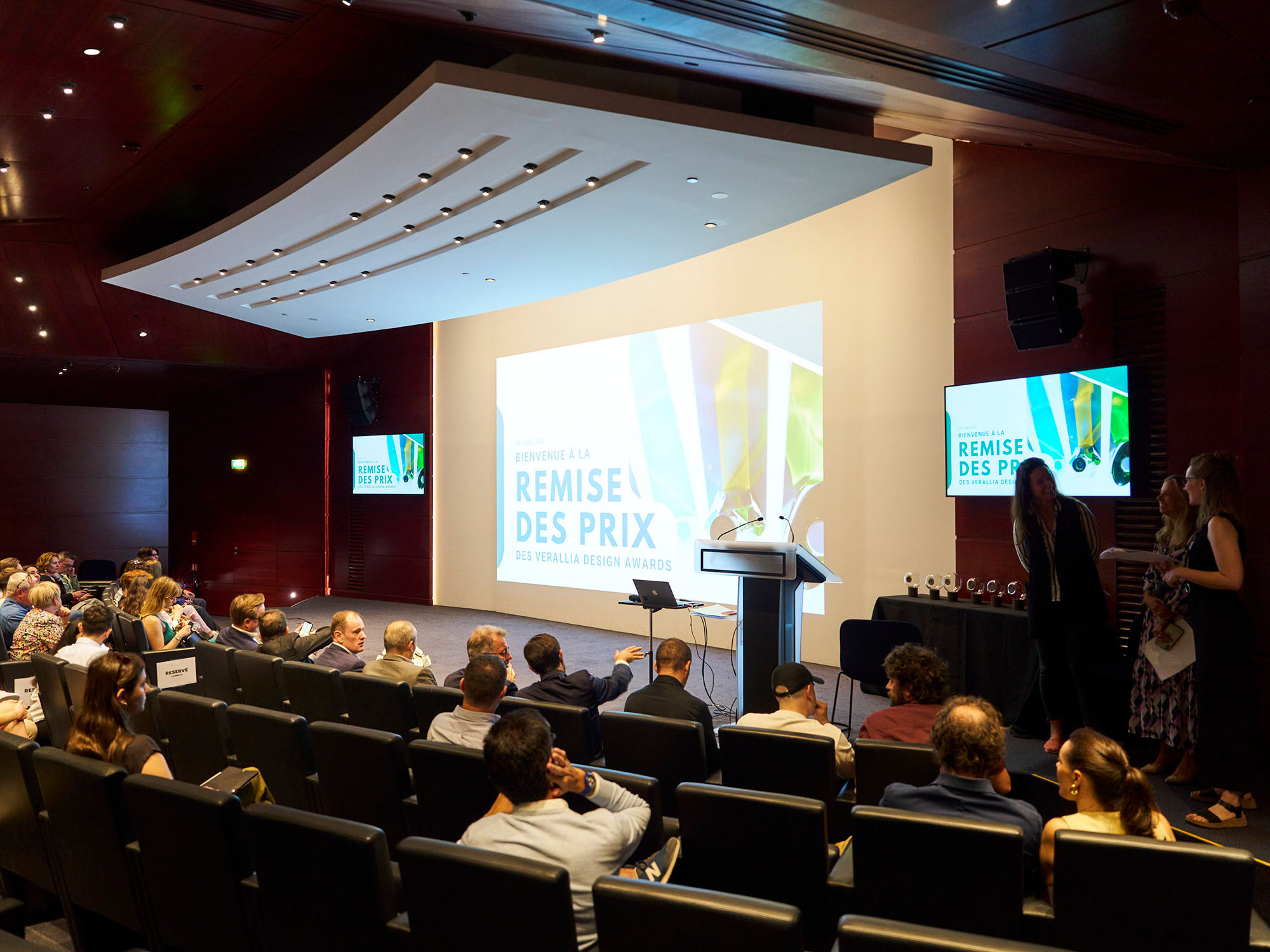 Cérémonie de remise des prix dans un auditorium à Paris