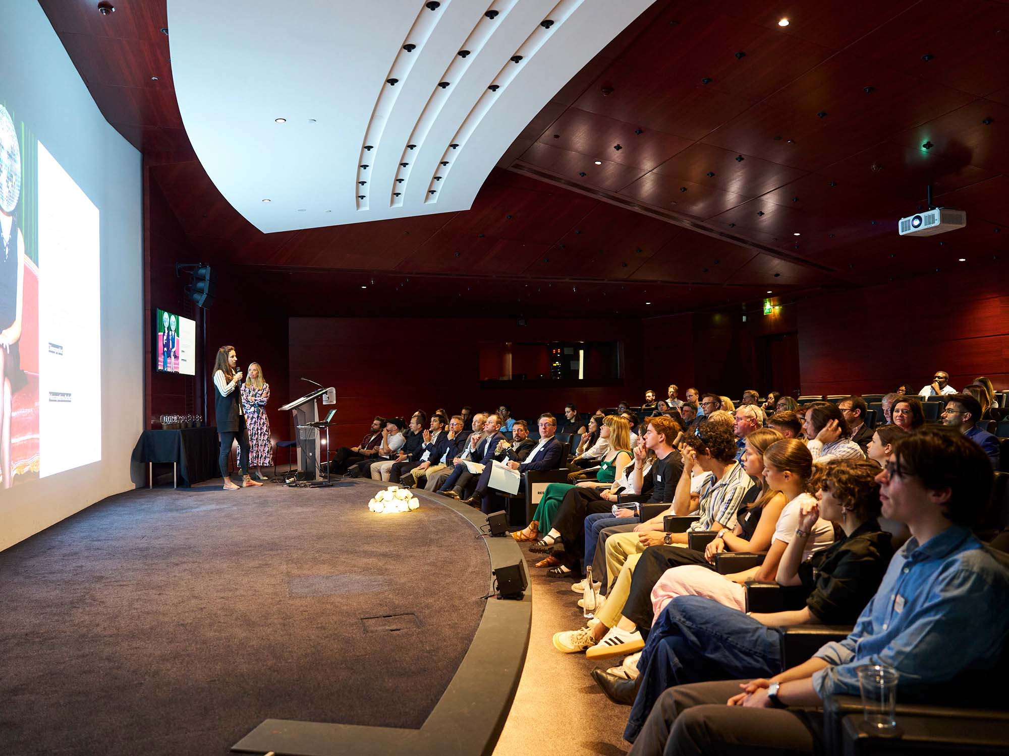 Cérémonie de remise des prix dans un auditorium à Paris