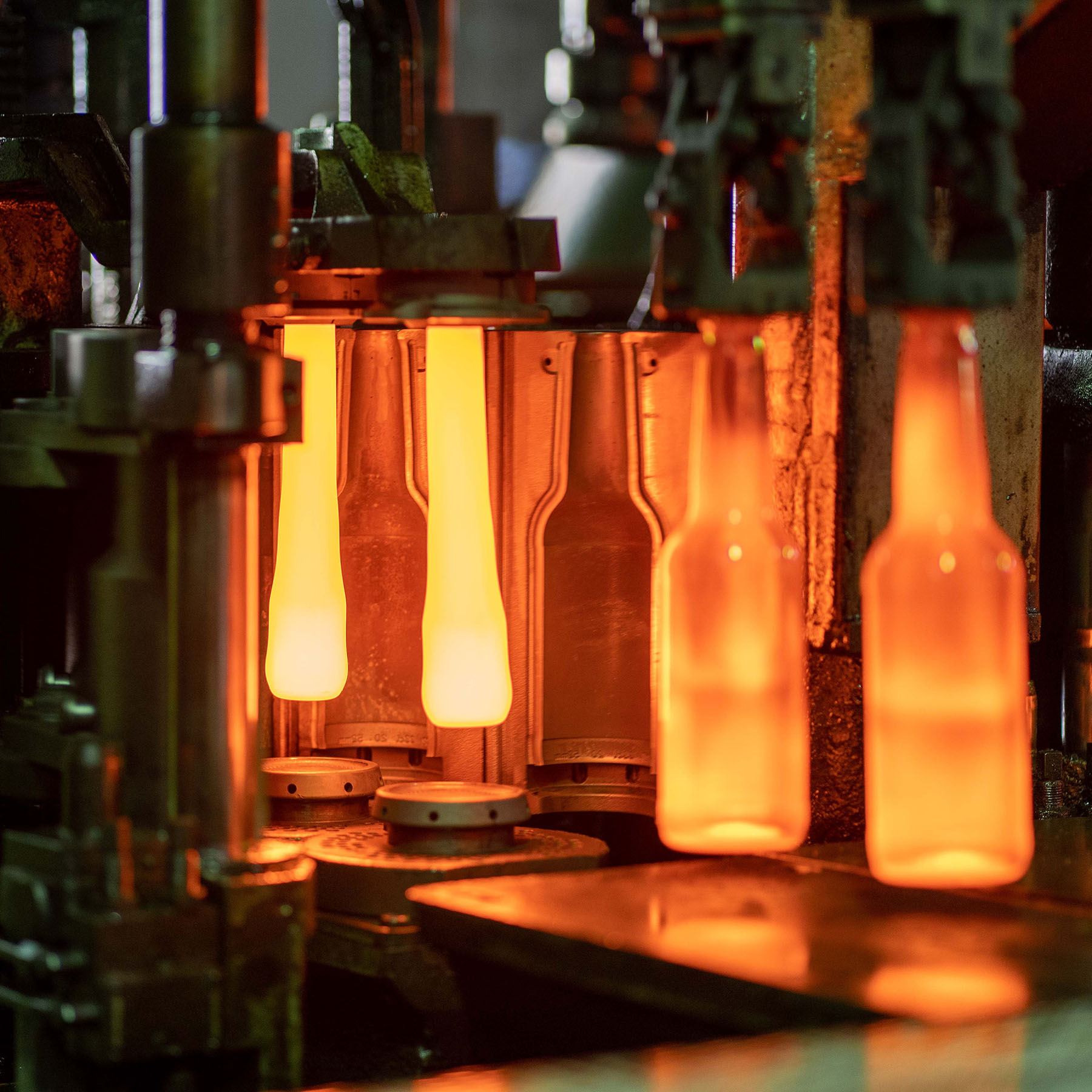 Verre en fusion dans un machine de série