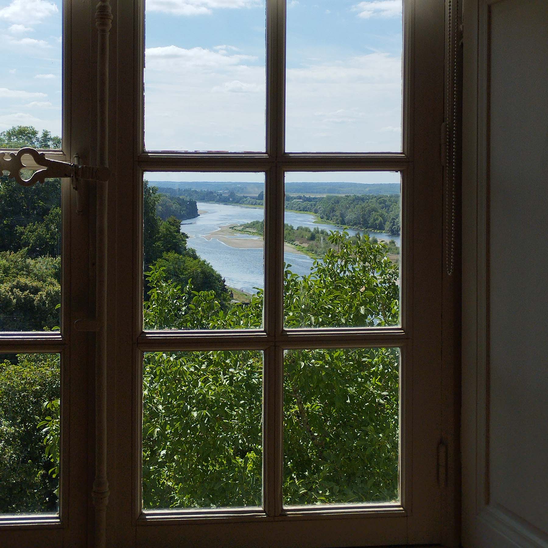 Vue sur la Loire depuis la fenêtre d'un château