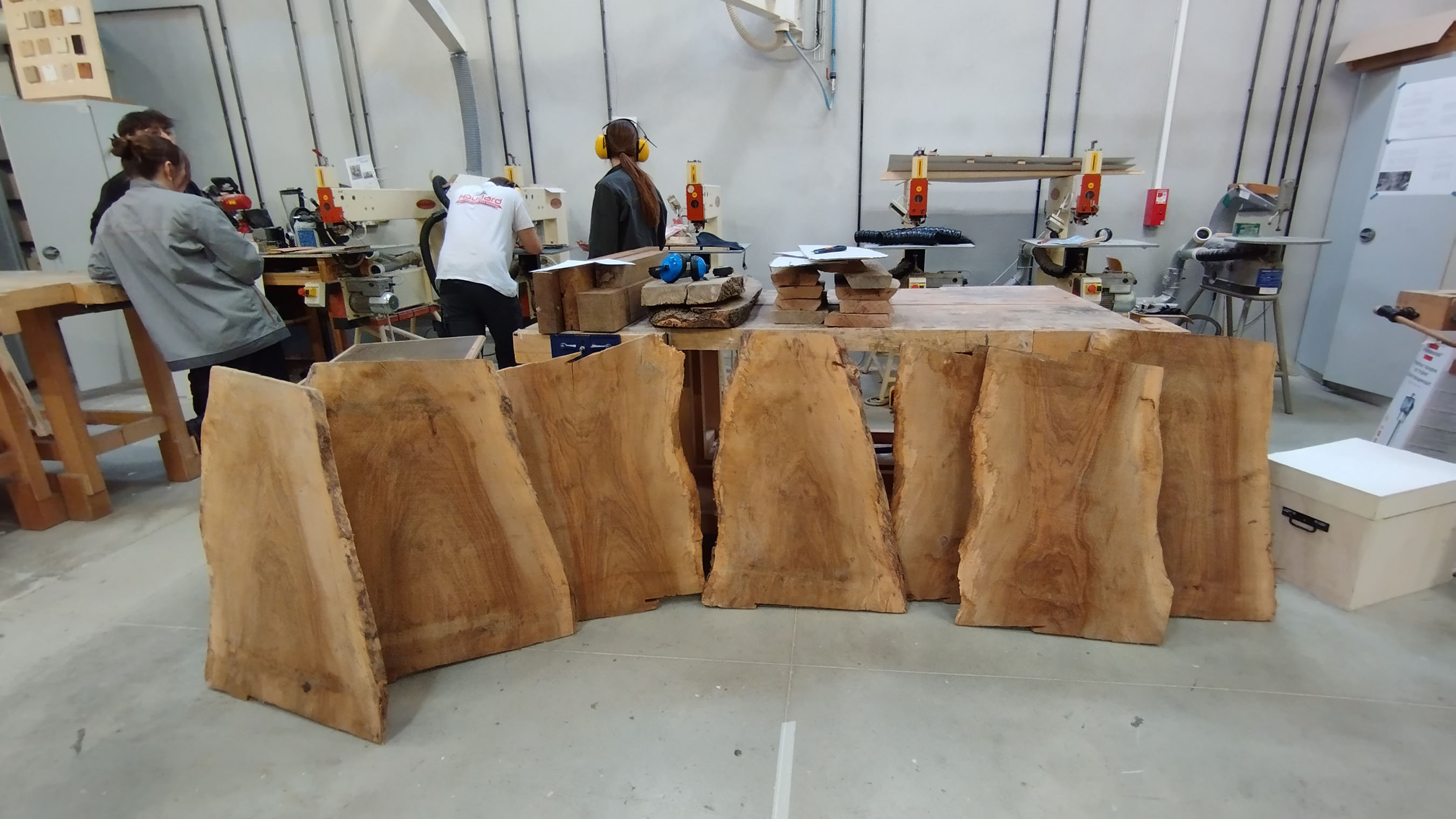 Alignement de planche de noyer en atelier
