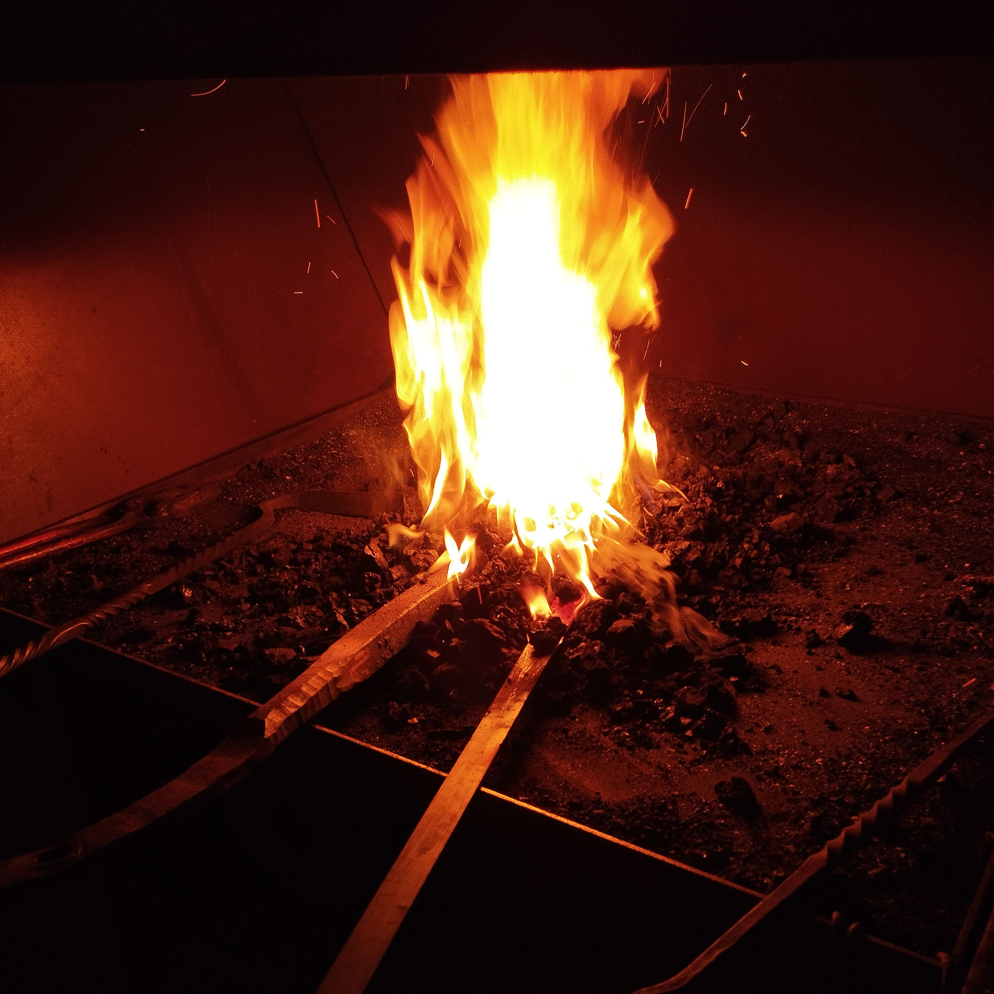 Pièces en métal dans un feu de forge