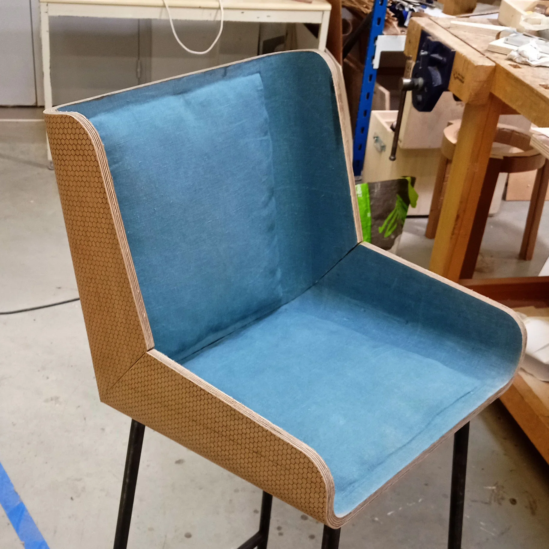 Zoom sur l'assise rembourrée et recouverte d'un textile en lin bleu