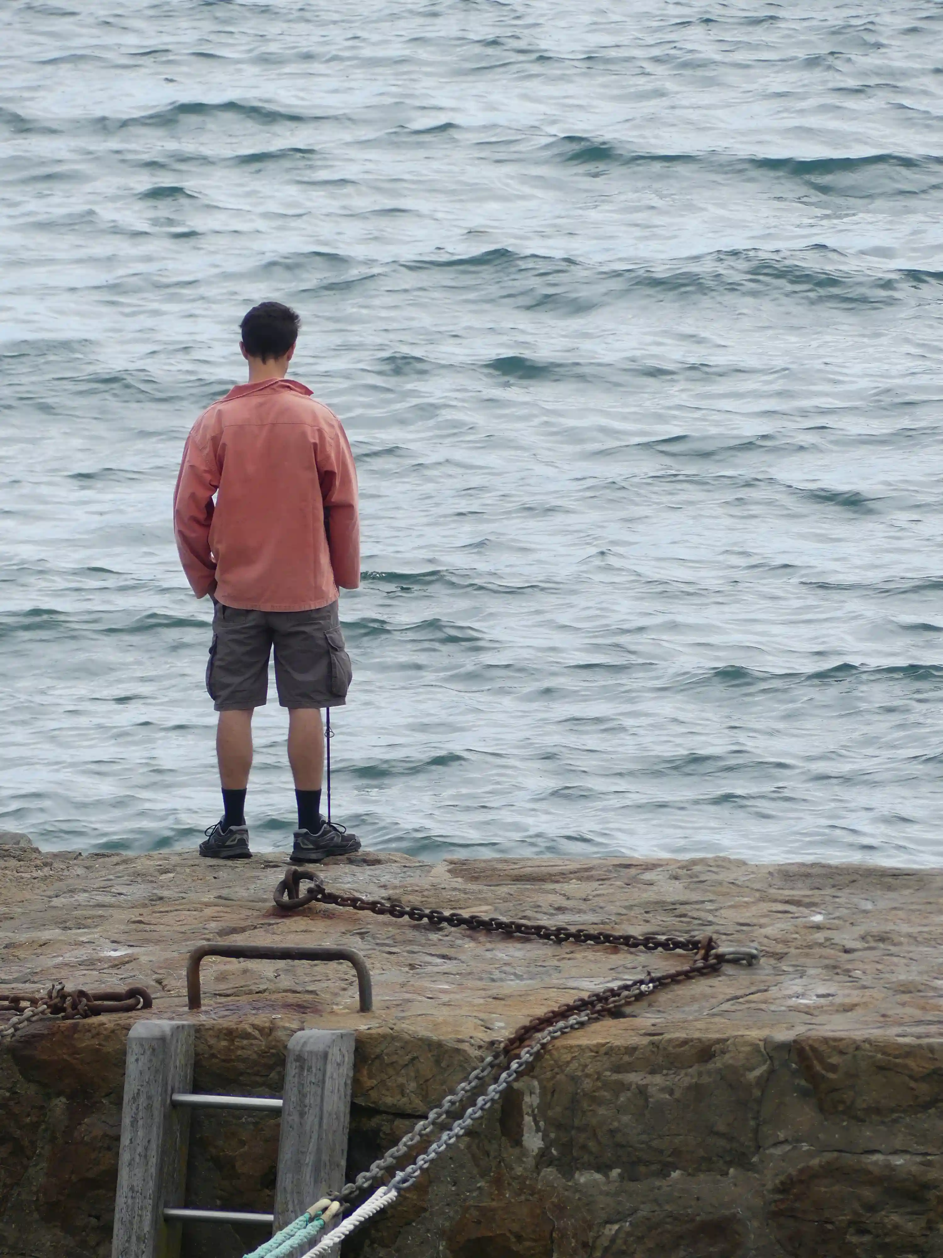 Pêcheur face à la mer