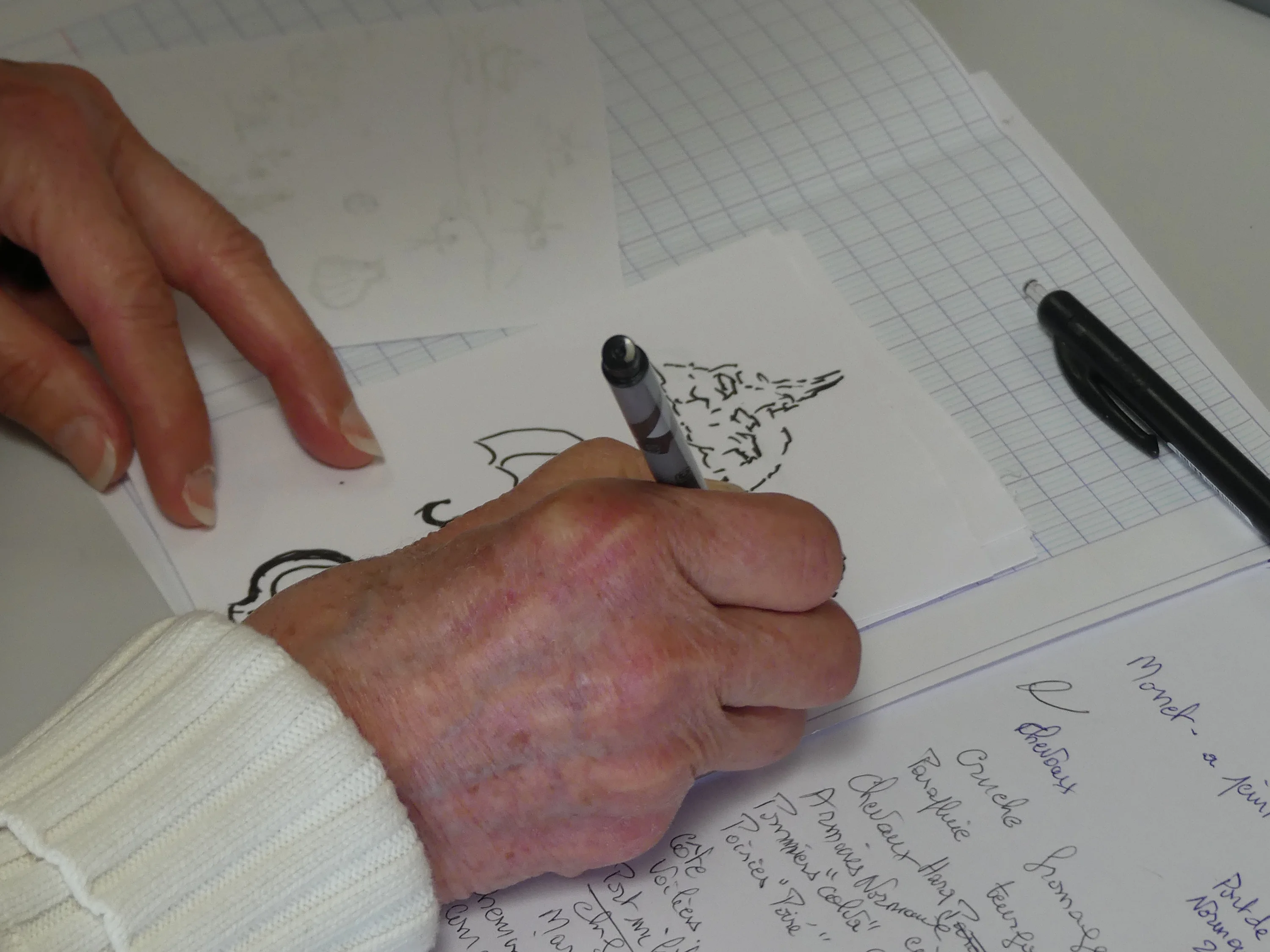 habitant prenant des notes à la main sur une feuille