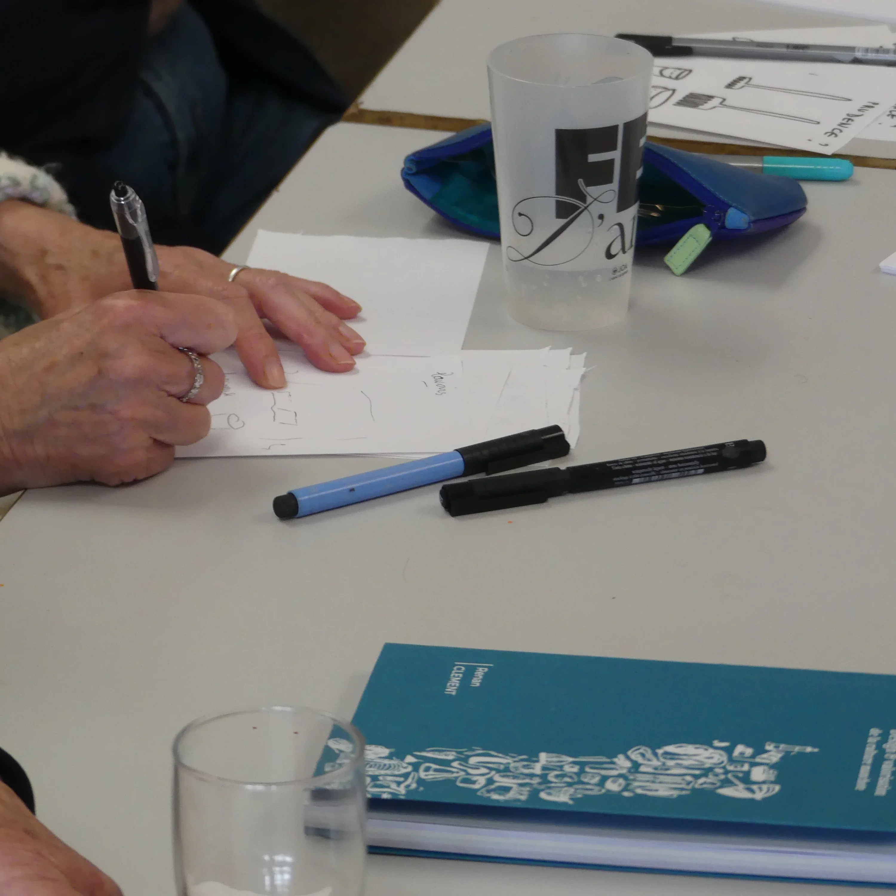 habitant prenant des notes à la main sur une feuille