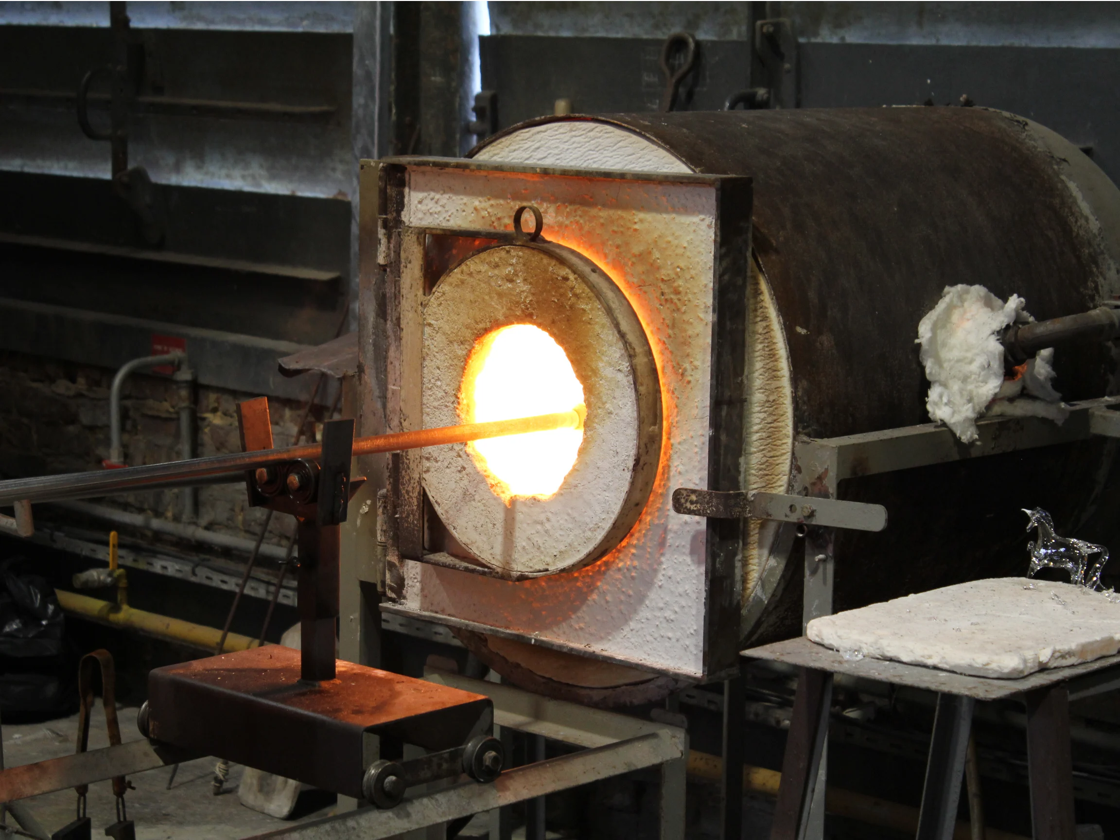 Verre en fusion dans un four de l'atelier