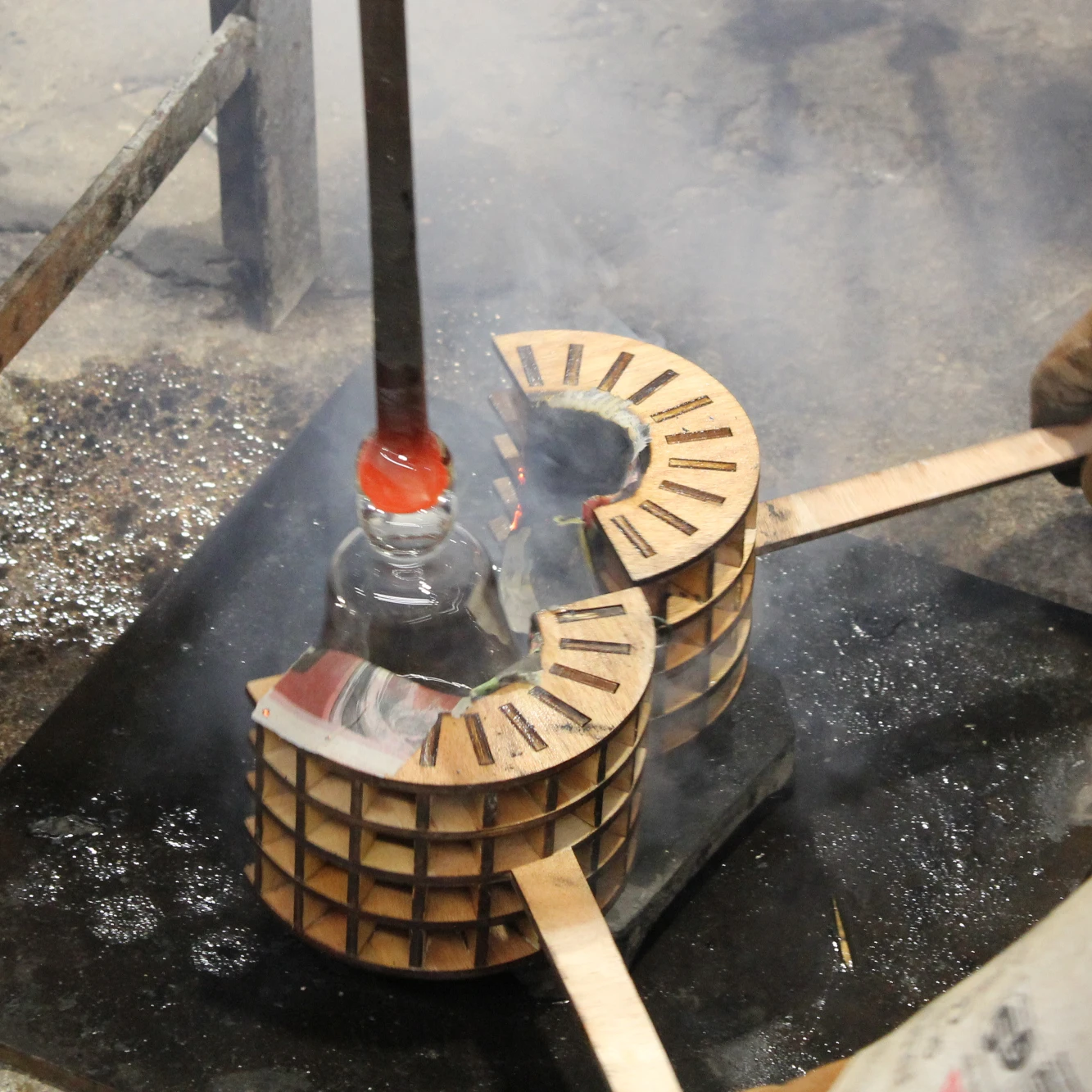 Verre tout juste sortie du moule en bois