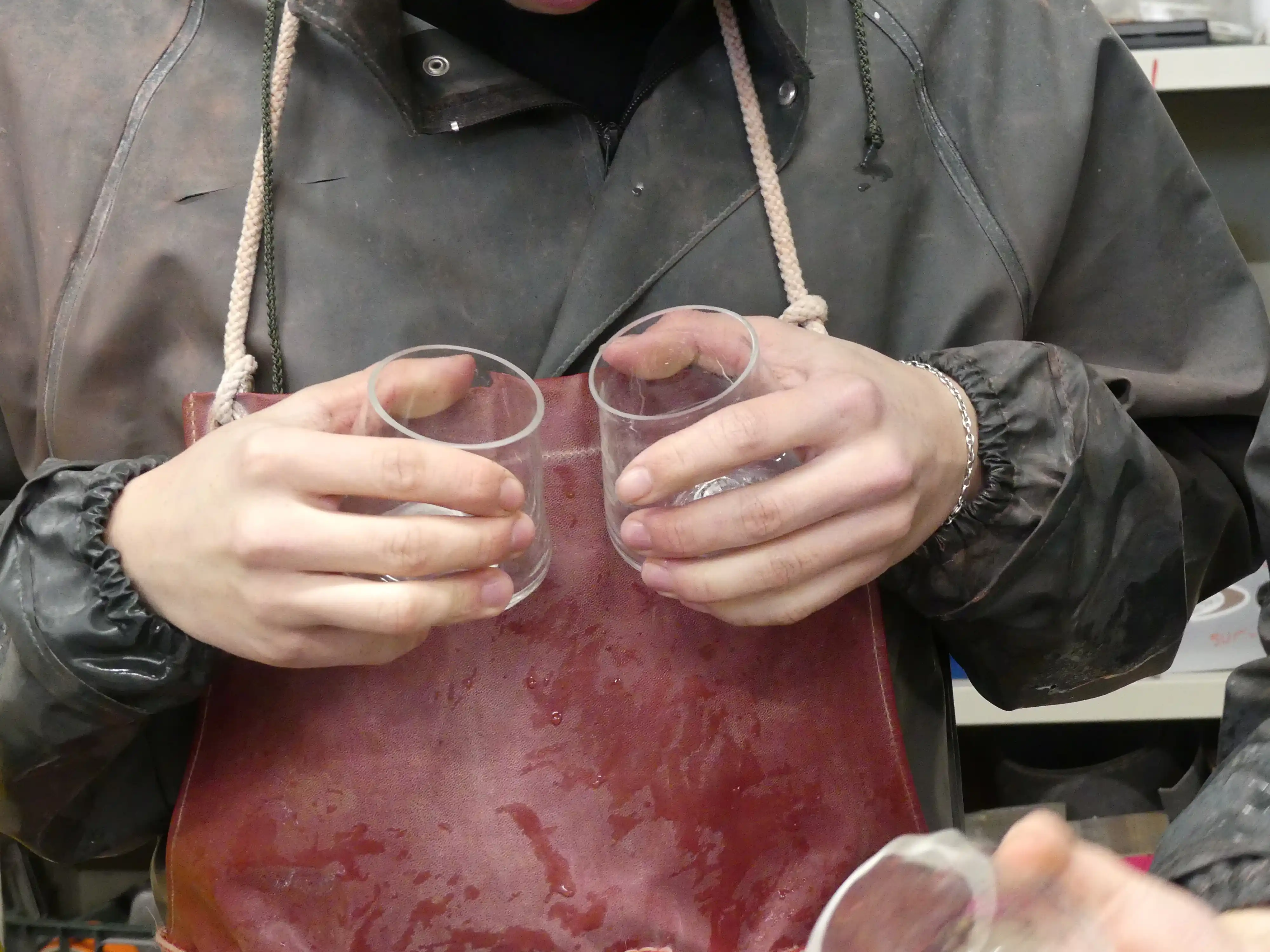 Artisan effectuant un contrôle qualité des premiers essais