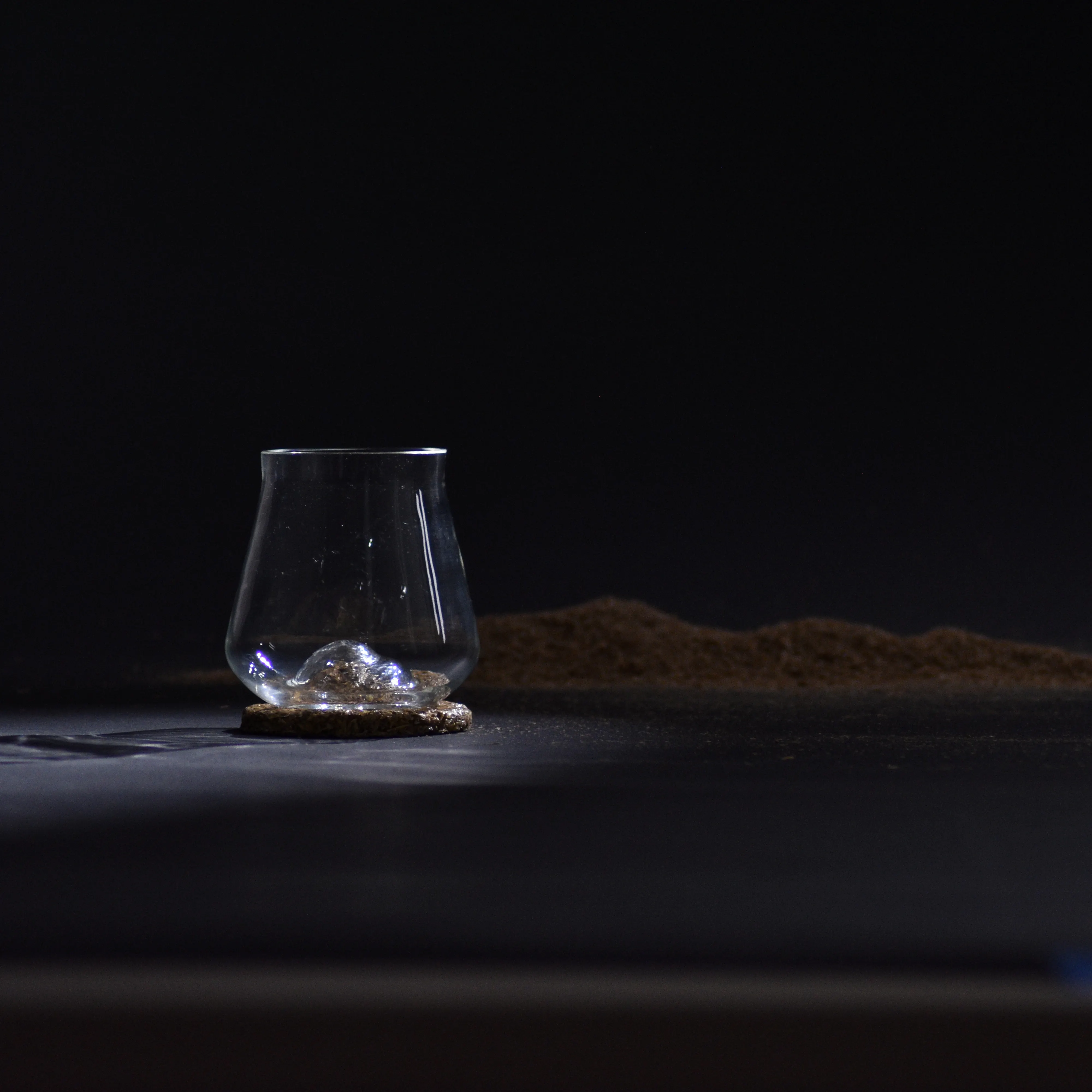 Le verre à bière vide sur un fond noir