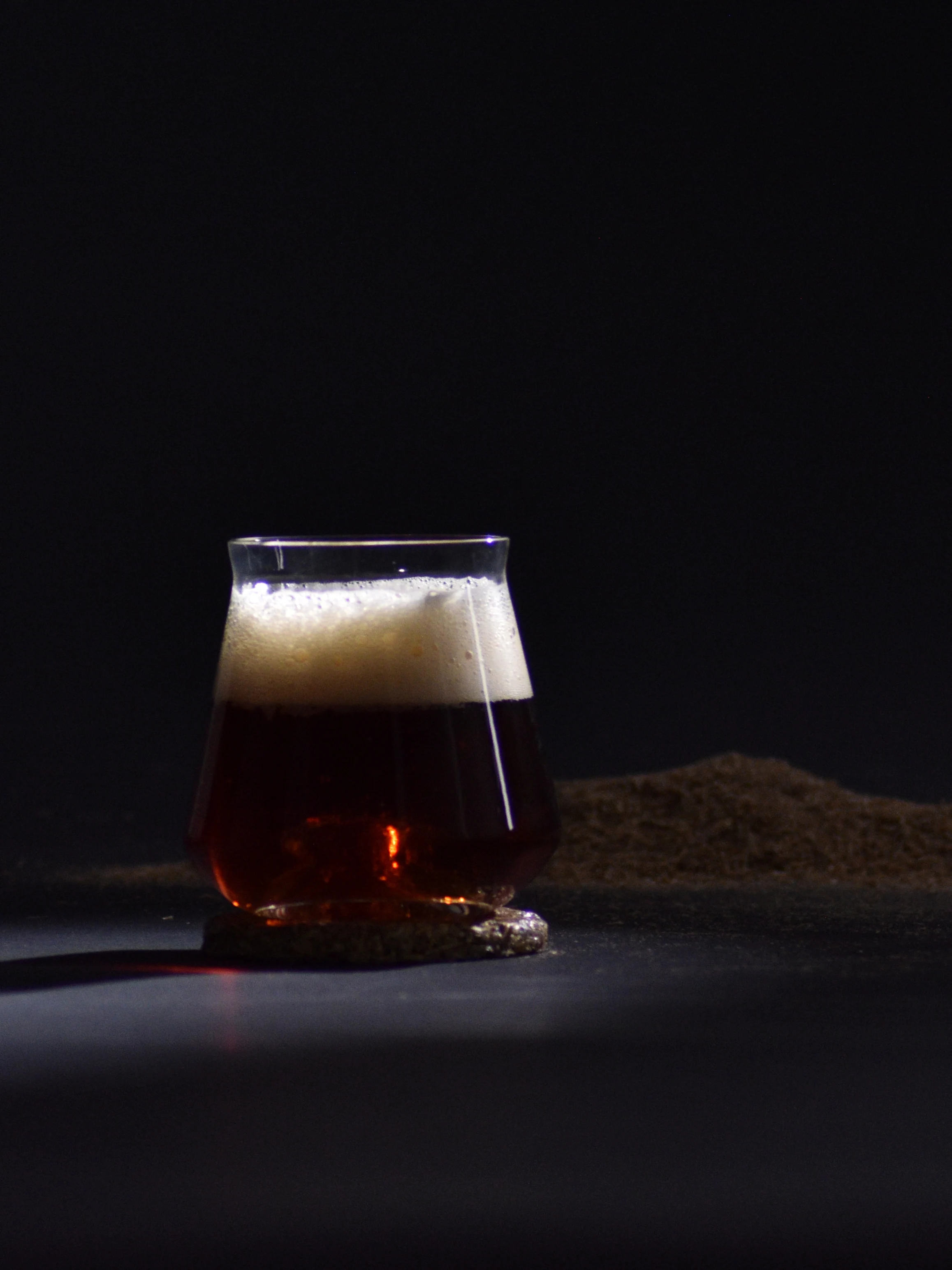 Le verre à bière sur un fond noir