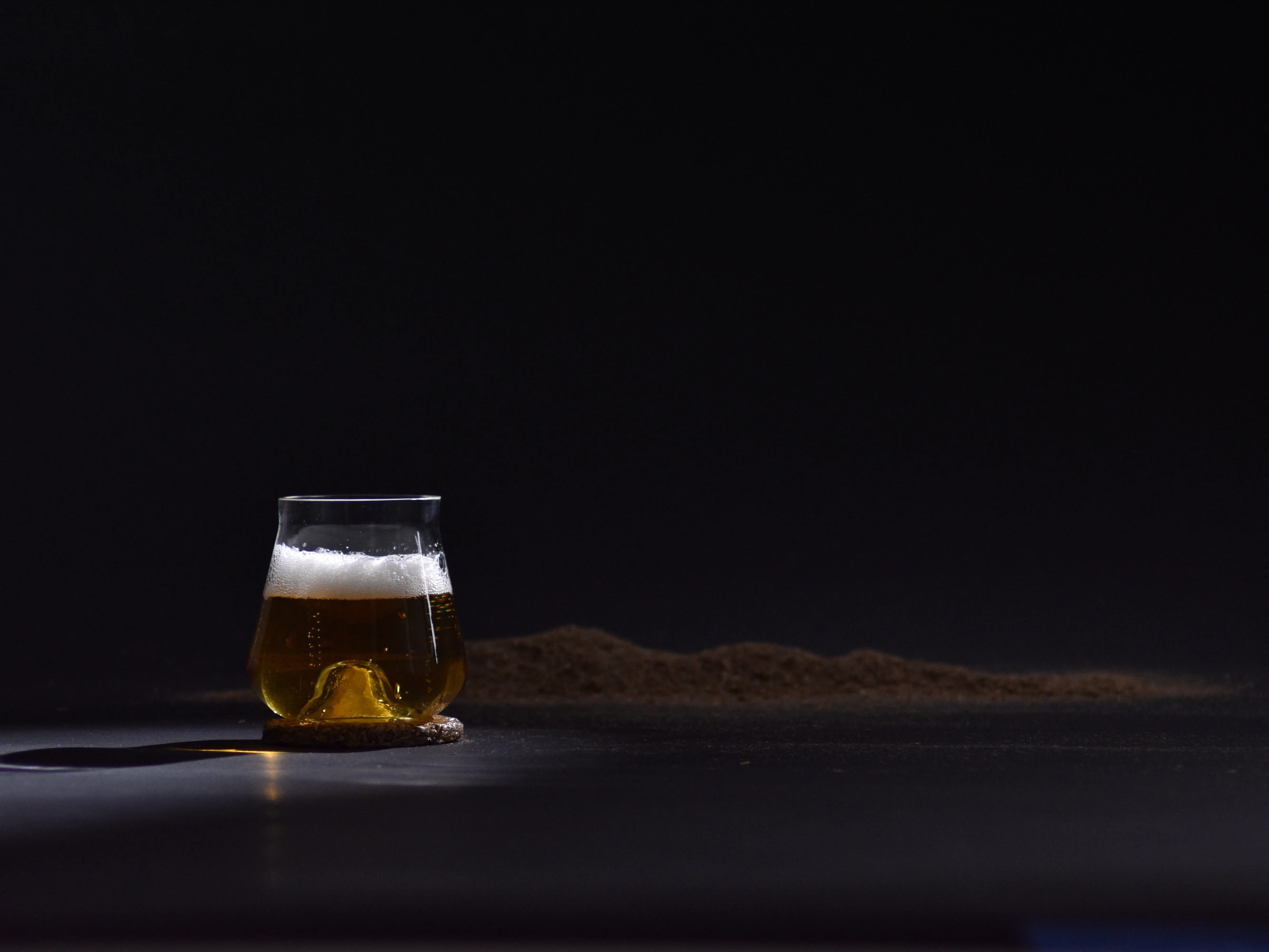 Le verre à bière sur un fond noir