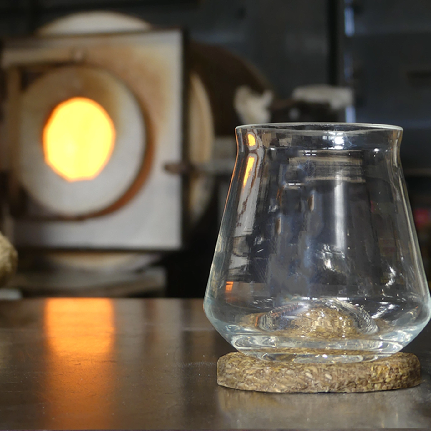 Prototype de l'objet devant un four à verre