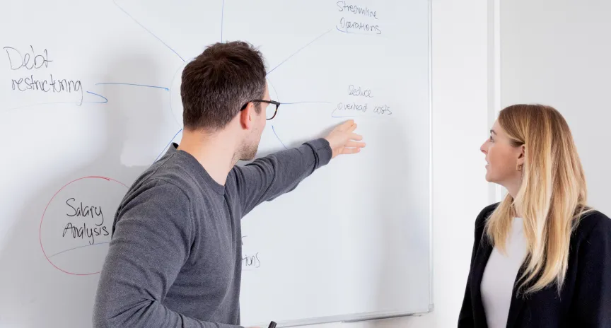 Titelbild zum Blogartikel „Fractional CFO: Aufgaben, Kosten und der richtige Vergleich für dein Startup“