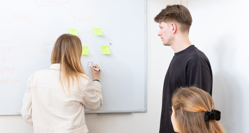 Titelbild zum Blogartikel „Planungsrhythmus im Scaleup: Budget, Forecast und Szenarien miteinander verbinden“