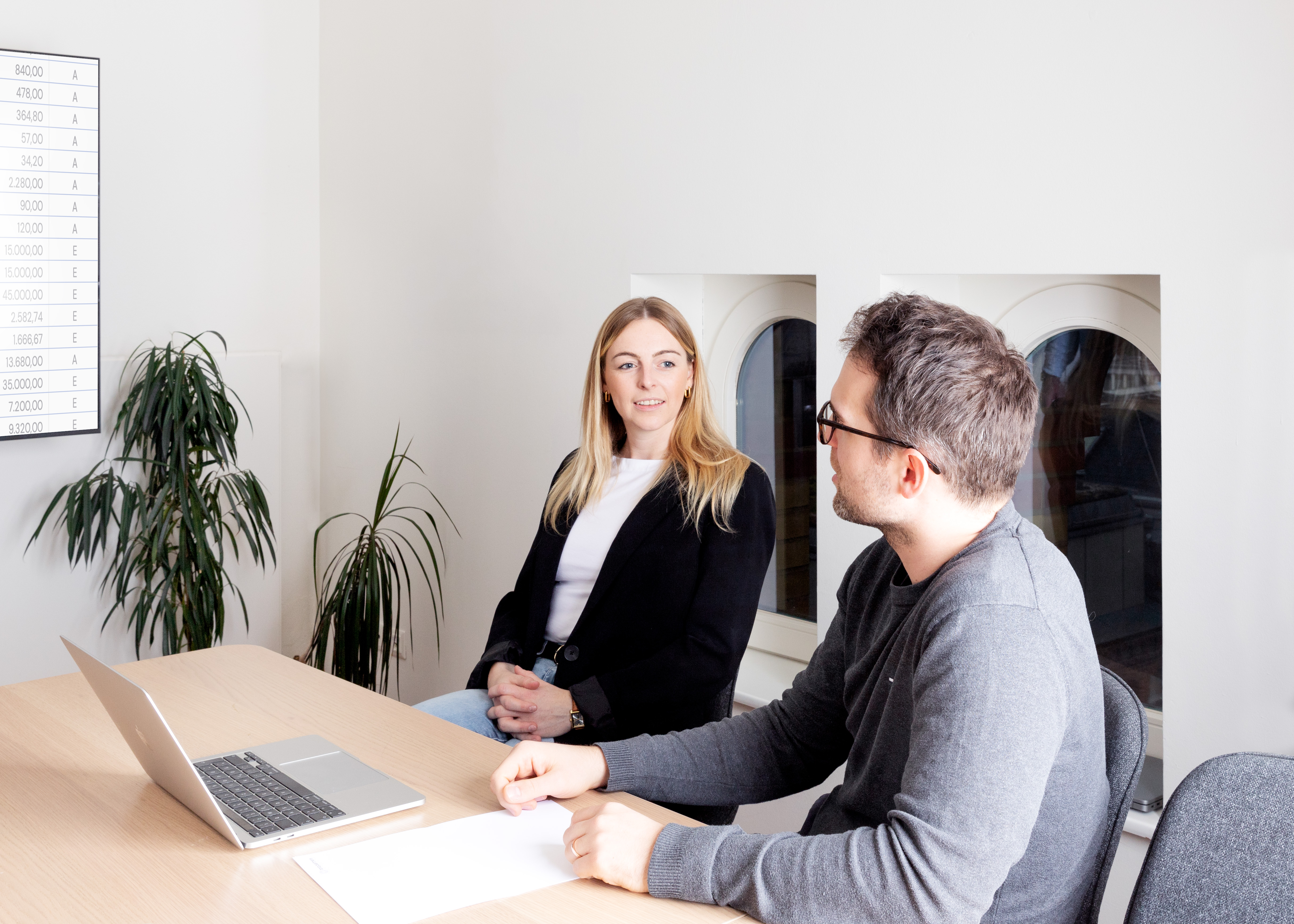 Cover image for the blog post “External CFO vs. Interim CFO: Which CFO Solution Is Right for Which Growth Stage?”
