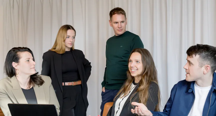 Startup-Team bespricht am Laptop Finanzfragen und den Bedarf an einem CFO
