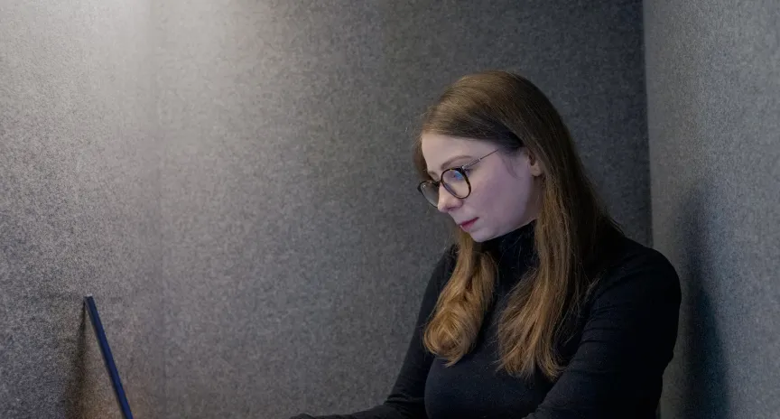 Finance Consultant arbeitend am Laptop