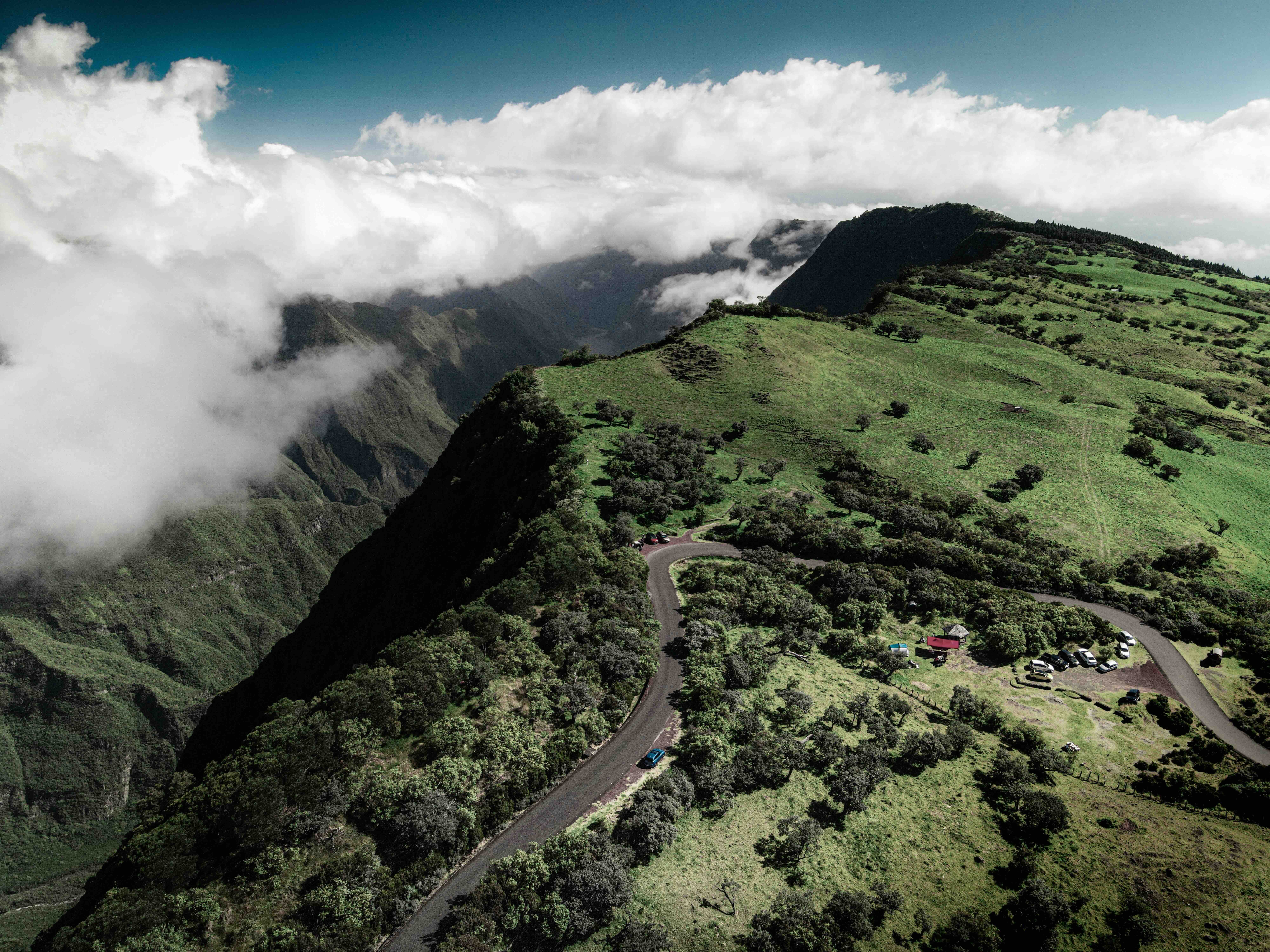 Vue aérienne des montagnes de La Réunion avec route sinueuse
