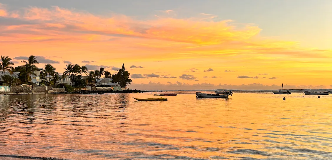 Coucher de soleil sur un lagon avec des barques amarrées